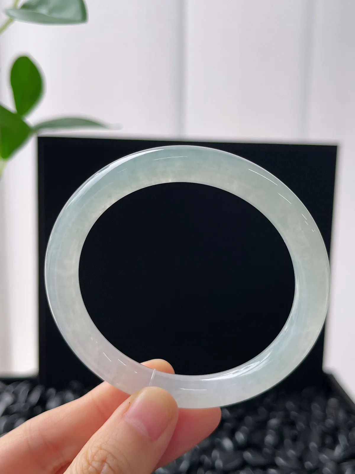 圆镯55圈口，翡翠冰糯种淡绿色手镯