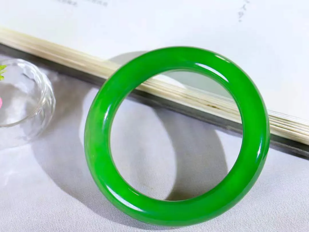 （温柔雅致.手镯）

收藏级臻品️和田玉碧玉手镯。镯型饱满，温润细腻，脂润沁香。️执一卷书，沏一盏茶，着一袭裙，戴一只镯。淡淡浅笺，素心若兰，静赏玉中诗画。悠悠岁月，芊手轻摘，盛满诗样芳华。重63.5克   尺寸55-11.7-10.8mm    FDA-32110200