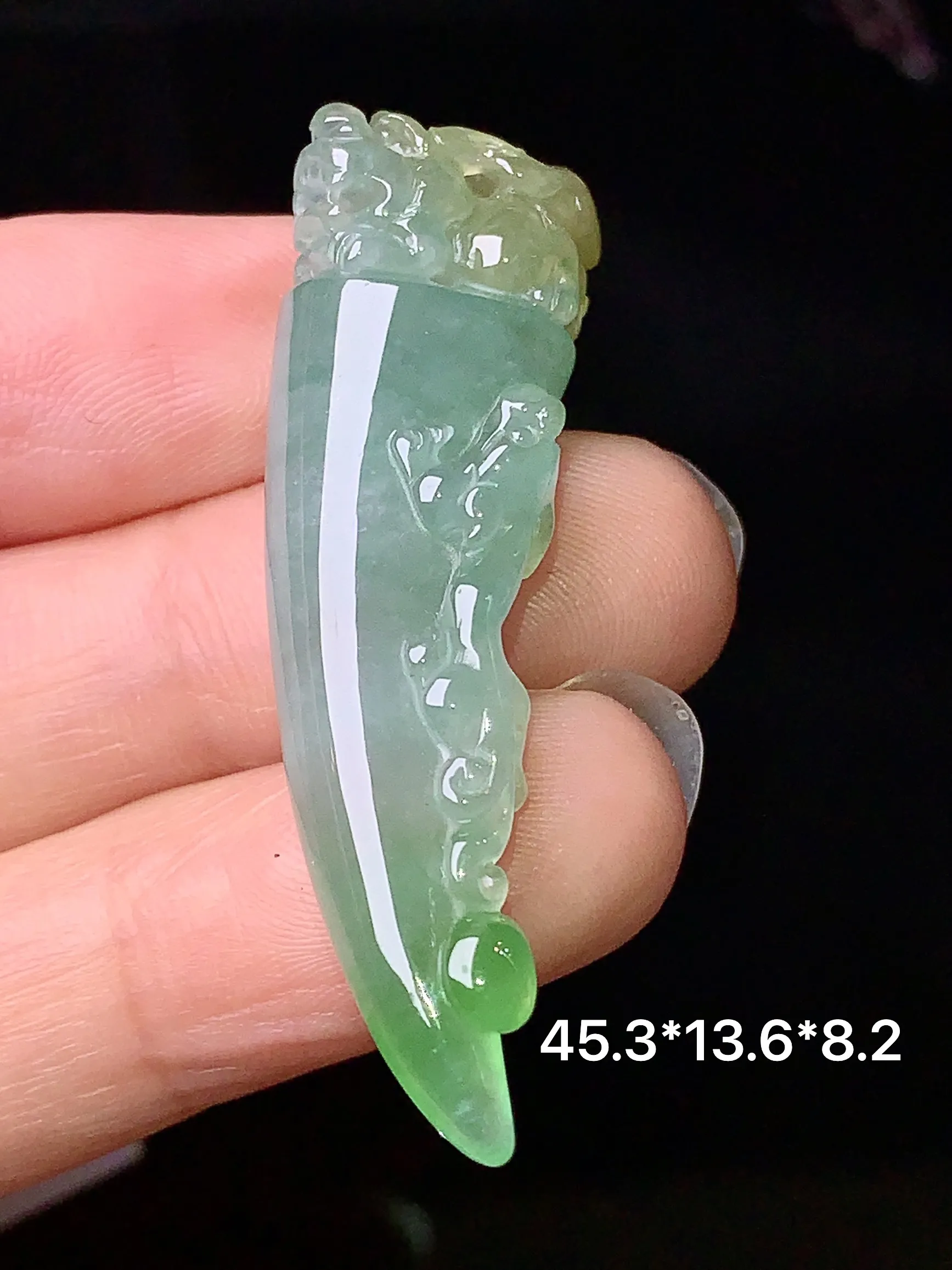 飘绿黄貔貅吊坠 玉质细腻 色泽清新艳丽 整体尺寸45.3*13.6*8.2