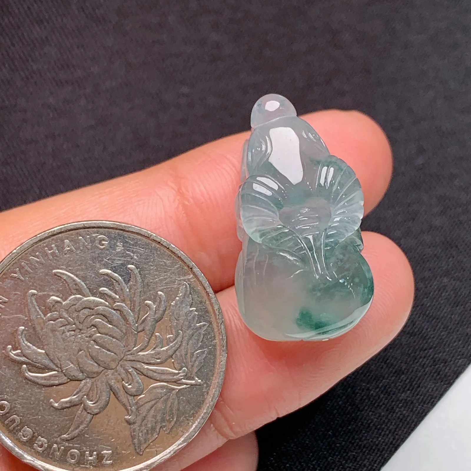 冰种飘花生肖牛吊坠 水润细腻 整体尺寸23.1*13*10