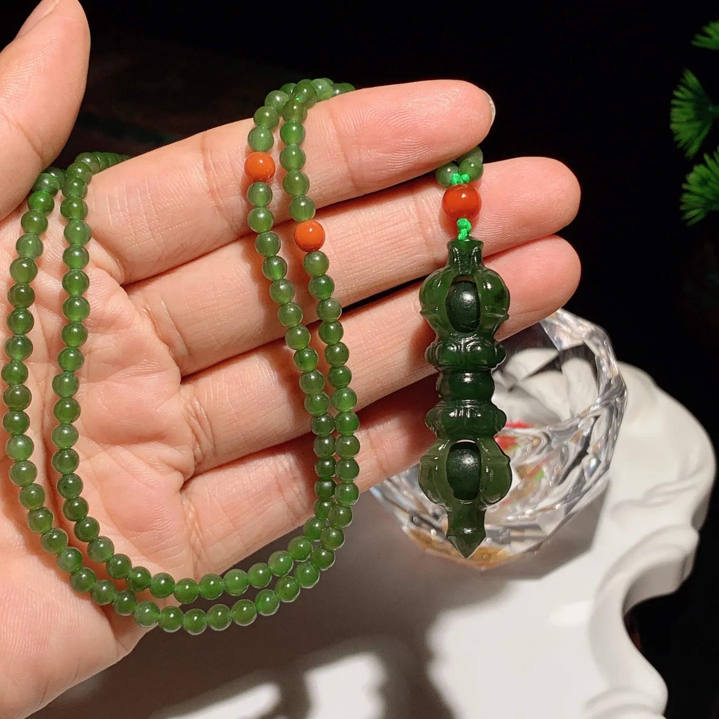 和田玉菠菜绿猫眼俄罗斯碧玉降魔杵挂件。尺寸49/16重25克。玉质细腻油润。手推出油。佩戴高端典雅。lt251031