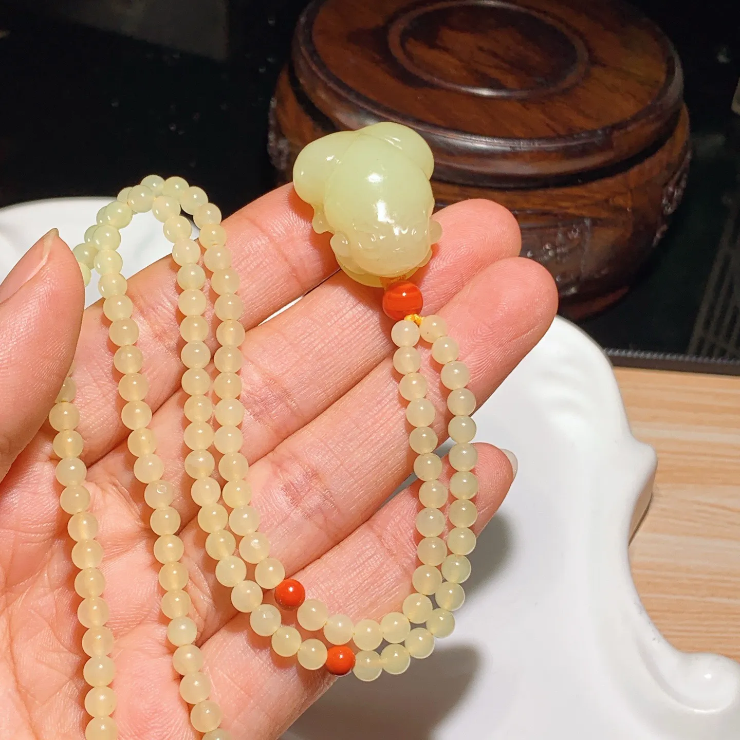 新疆和田玉若羌黄口料呱呱来财挂件。尺寸25/21/15重27.5克。玉质细腻油润。手推出油。佩戴高端典雅。lt251031