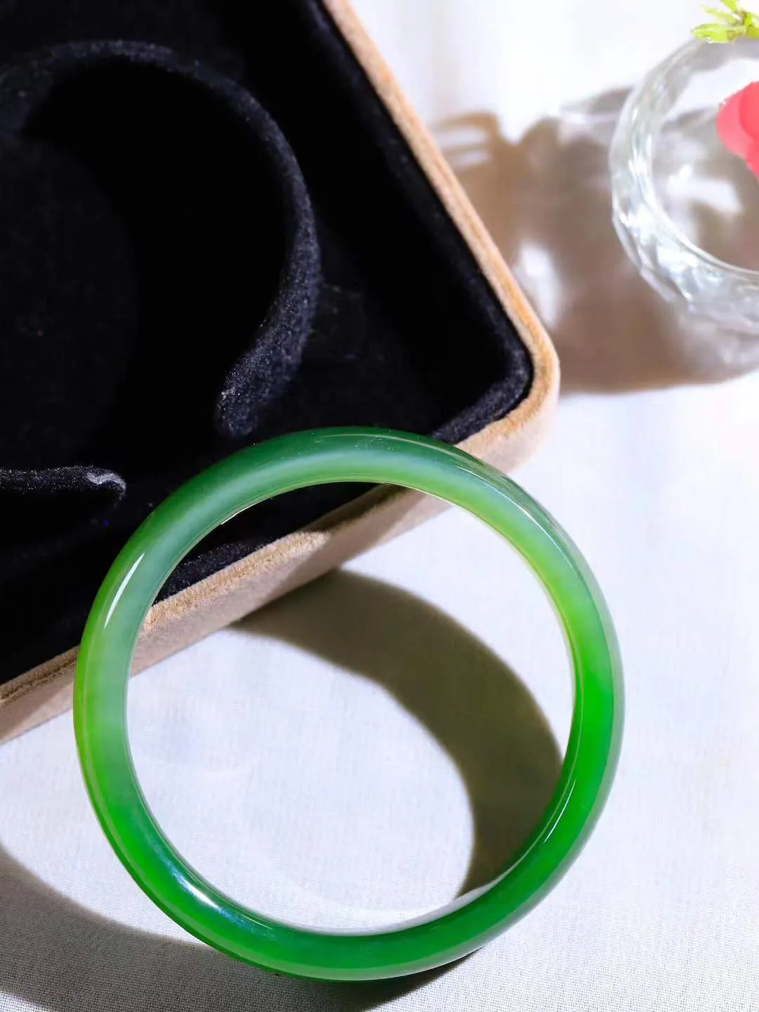 （一见钟情.手镯）

精品和田玉碧玉手镯，玉质温和莹润，精光内蕴，手感舒适。整器简约，打磨光洁，让人爱不释手，料美艺精，萦绕于手，尽显高贵之姿。重29.7克 内径52.5mm尺寸10.5-6.2mm   FDA-10110273