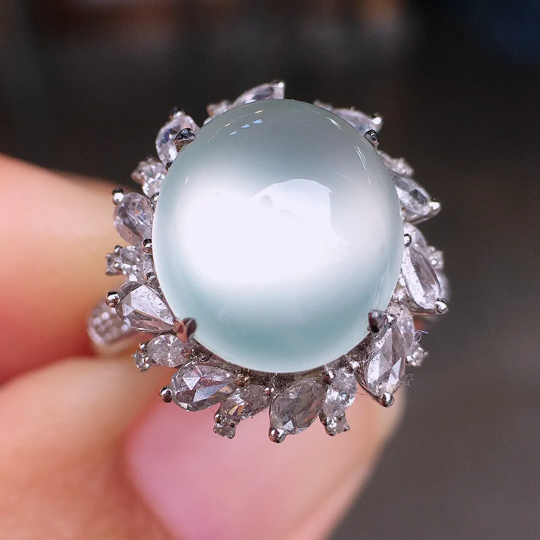 高冰蛋面戒指，玉质细腻，荧光感超
强，饱满圆润，尽显优雅气质，18k
金豪华镶嵌