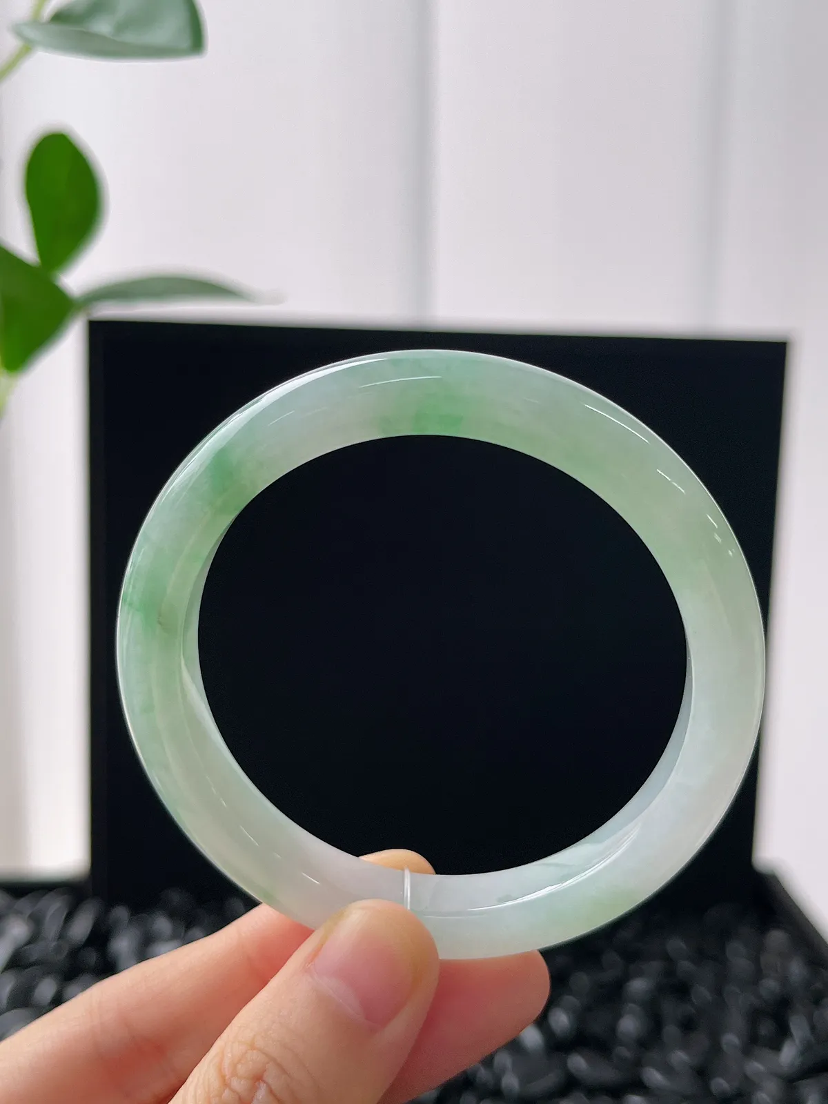 正圈53.5圈口，翡翠冰糯种飘绿手镯