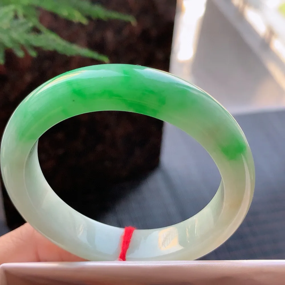 正圈冰糯阳绿 无瑕 尺寸:53.1/12.1/8.3 色好