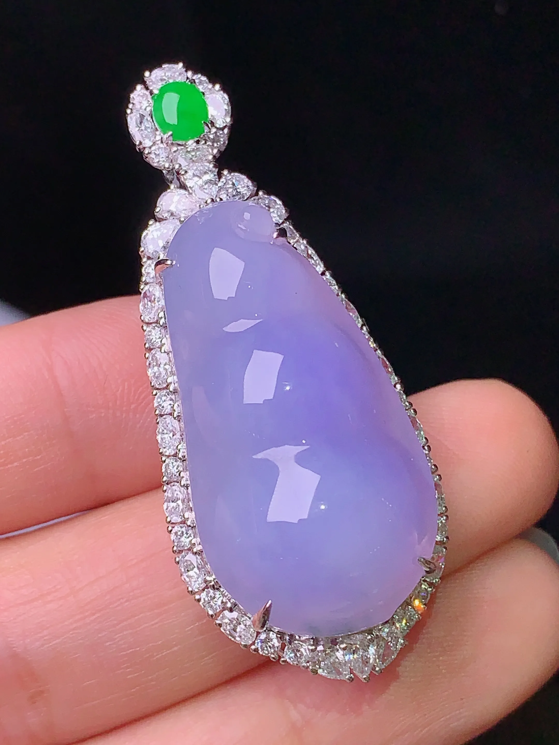 18k金钻镶嵌紫罗兰四季豆吊坠 玉质细腻 色泽清新艳丽 整体尺寸45.5*19.3*13.6