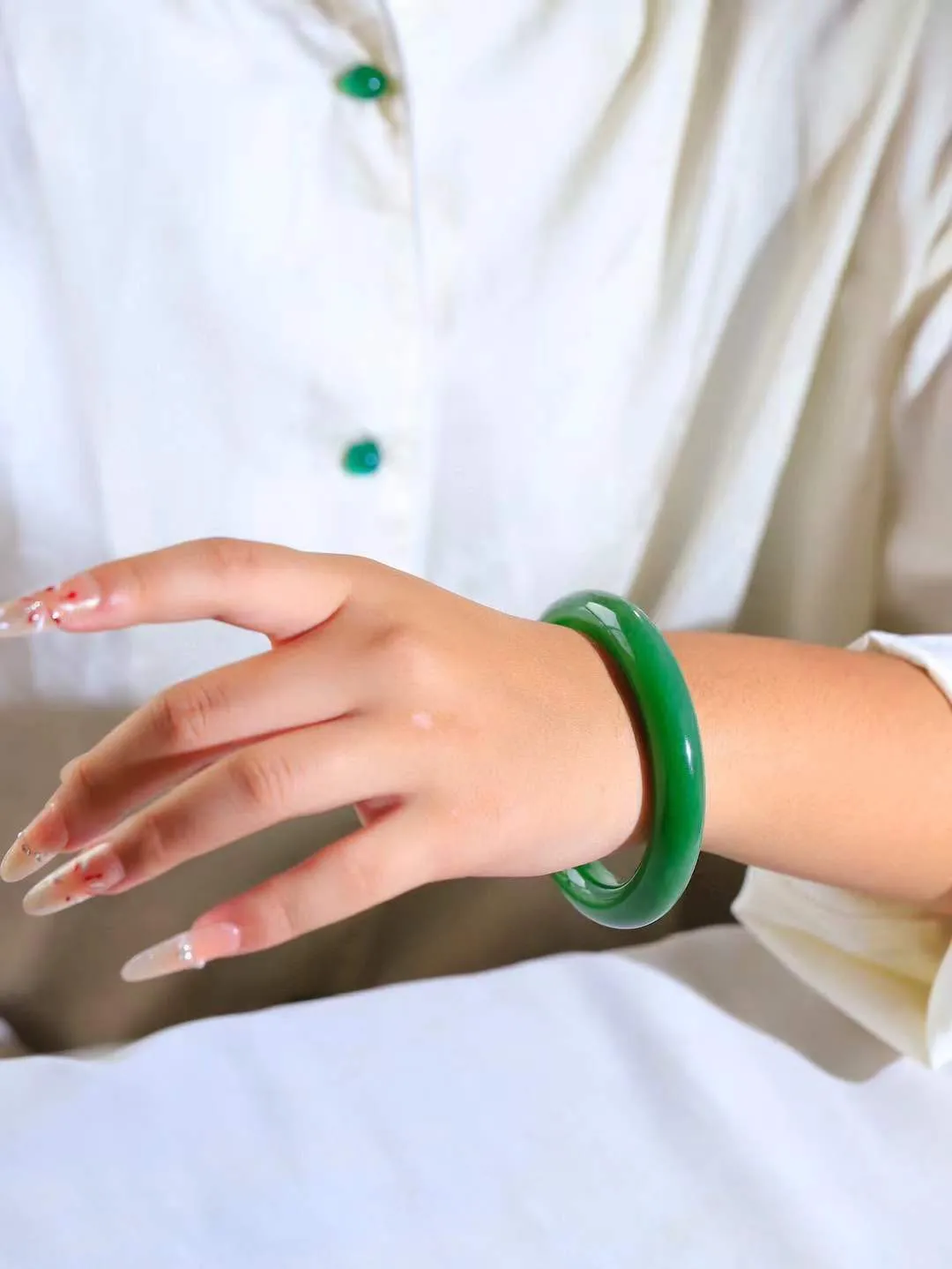 （温柔雅致.手镯）

收藏级臻品️和田玉碧玉手镯。镯型饱满，温润细腻，脂润沁香。️执一卷书，