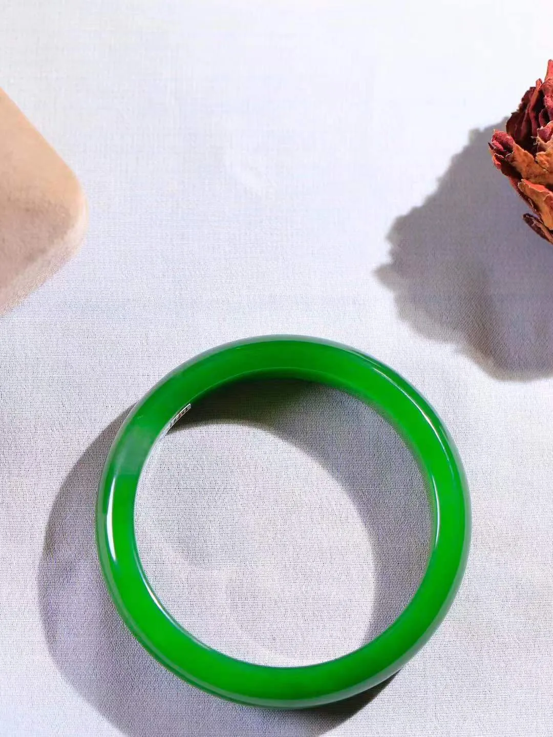 【温润如心.镯】

收藏级臻品️和田玉碧玉手镯，精选上等碧玉料，色泽清透，质地细腻。佩戴它，感受千年玉文化的温润与优雅，愿它为您带来平安与幸福。重47.4克  尺寸56-12-7.7mm  10110211A