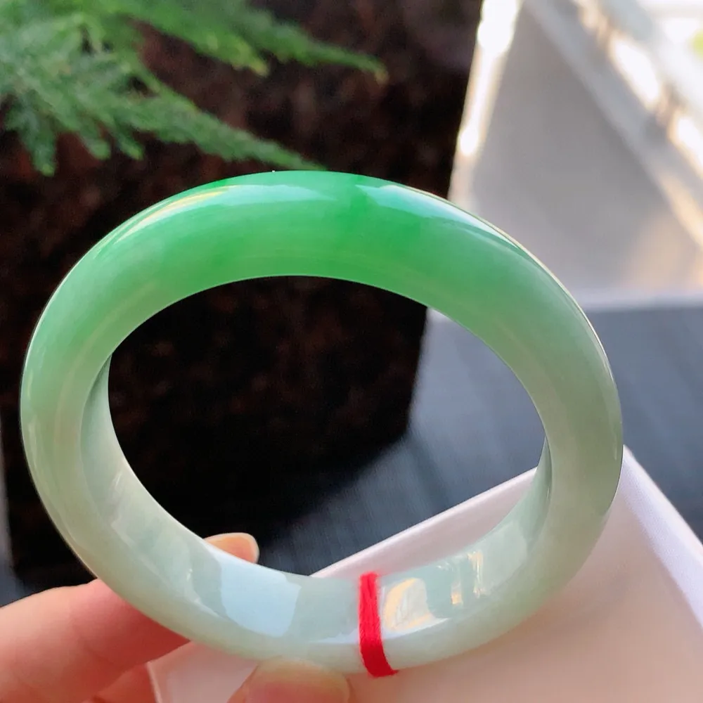 正圈冰糯阳绿 无瑕 尺寸:53.1/12.1/8.3 色好