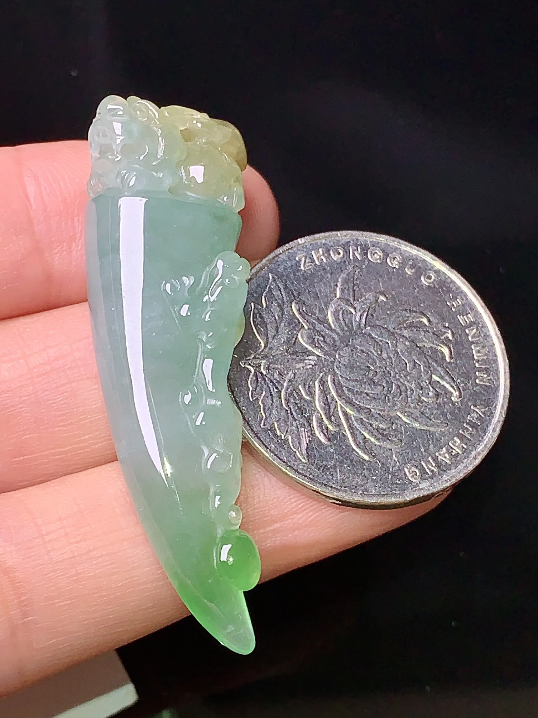 飘绿黄貔貅吊坠 玉质细腻 色泽清新艳丽 整体尺寸45.3*13.6*8.2