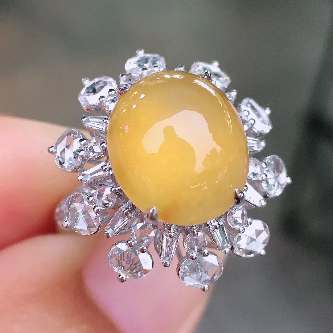 黄翡蛋面戒指，色泽均匀艳丽，玉质细腻，荧光感超
强，饱满圆润，尽显优雅气质，18k
金豪华镶嵌