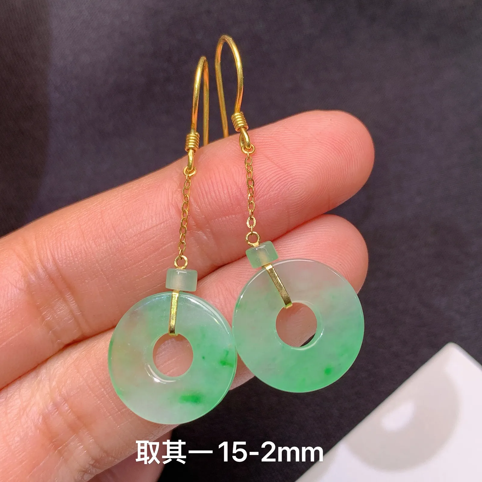 18k金镶嵌飘绿平安环耳坠 玉质细腻 清新 搭配小路路通 尺寸15*2