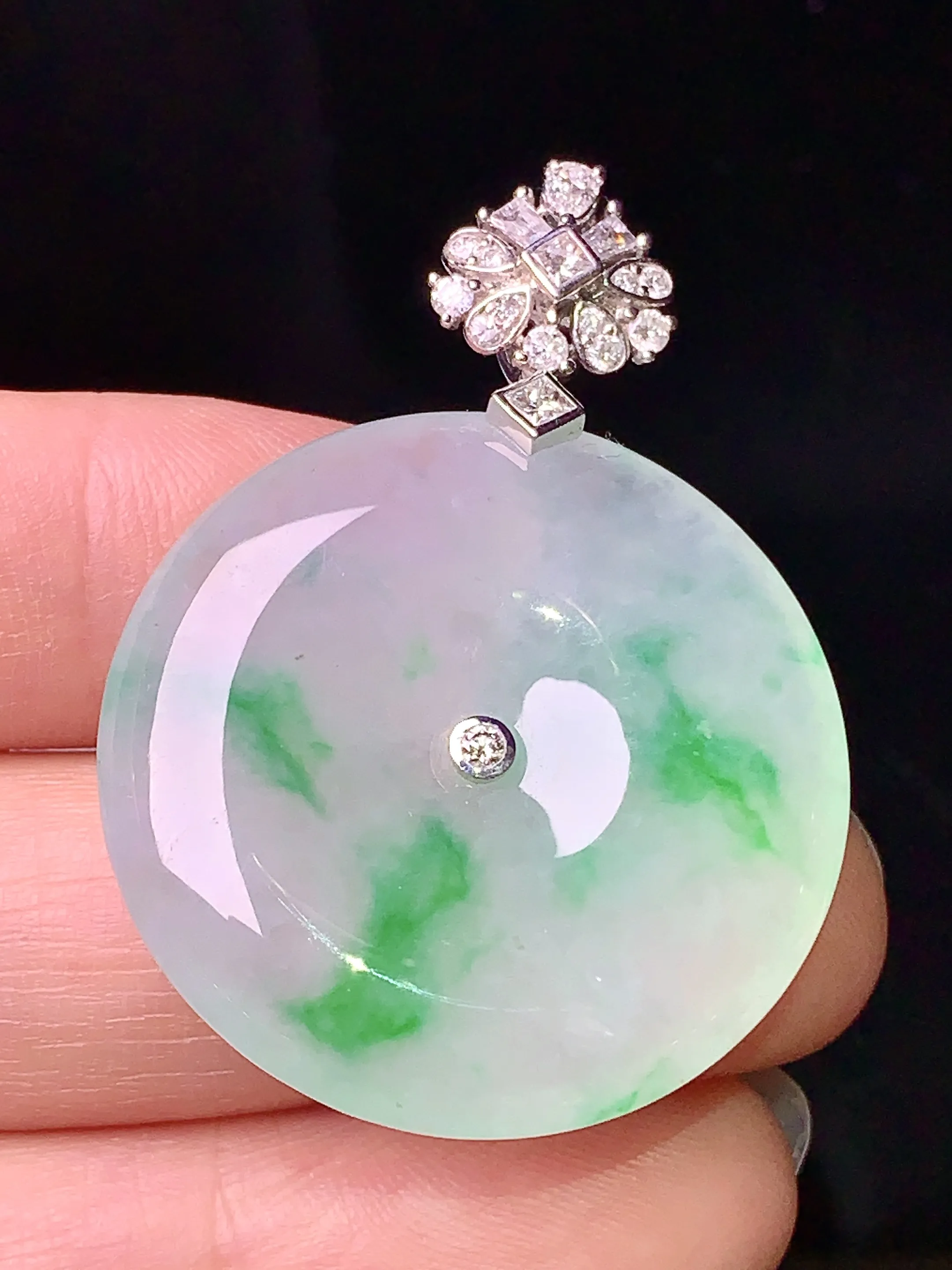 18k金钻镶嵌冰种飘绿平安扣吊坠 玉质细腻 色泽清新艳丽 整体尺寸40.5*29.5*5.6