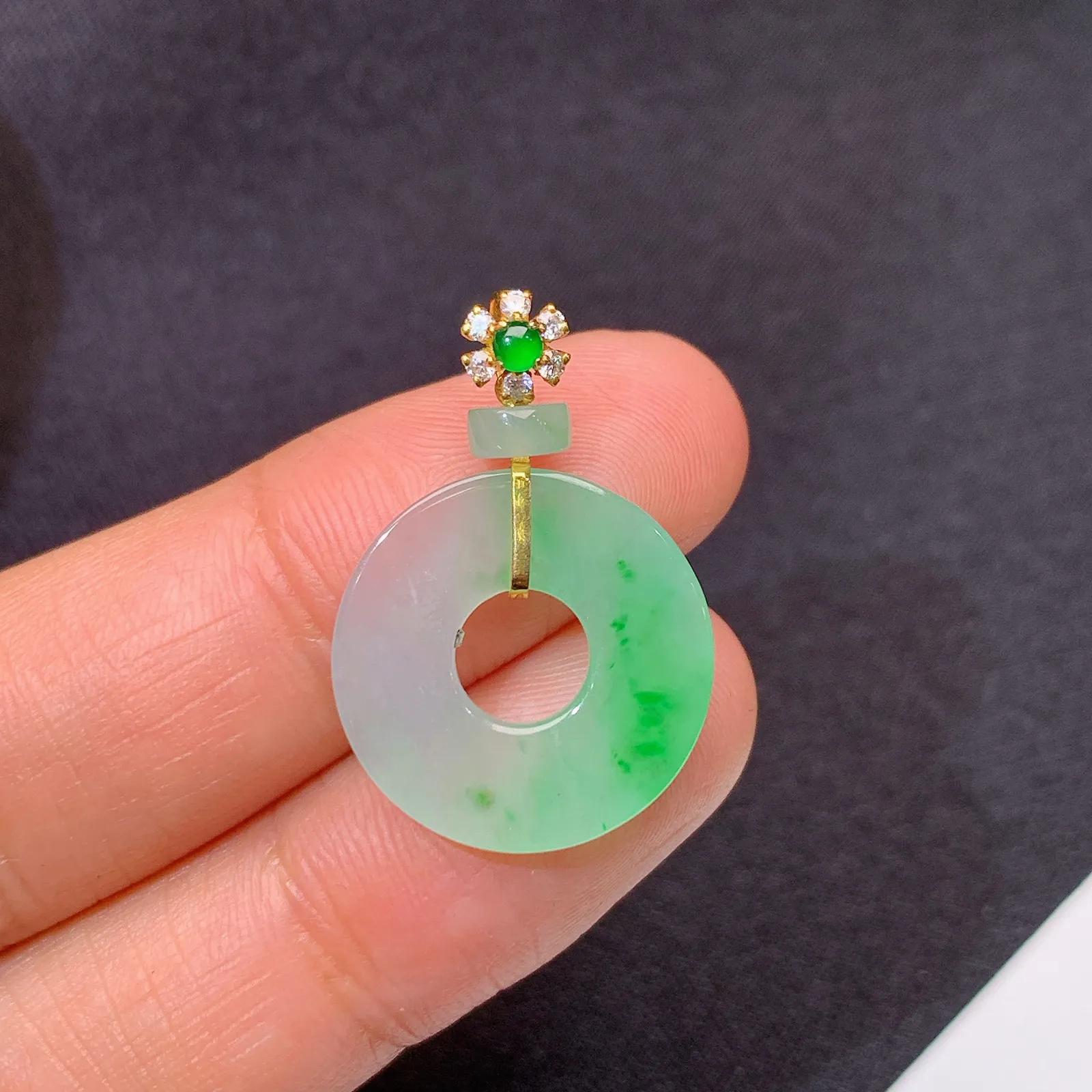 18k金钻镶嵌飘绿平安环吊坠 玉质细腻 清新艳丽 整体尺寸25.1*17.2*2.2