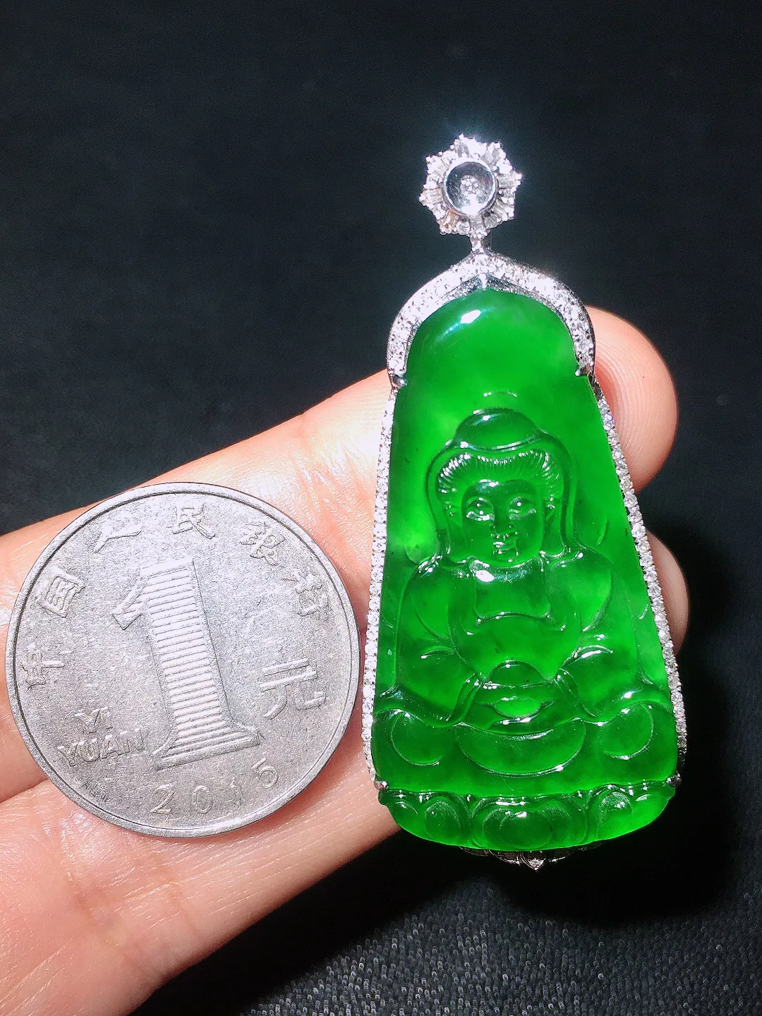 阳绿观音吊坠，色泽均匀艳丽，玉质细腻，荧光感超
强，饱满圆润，尽显优雅气质，18k
金豪华镶嵌