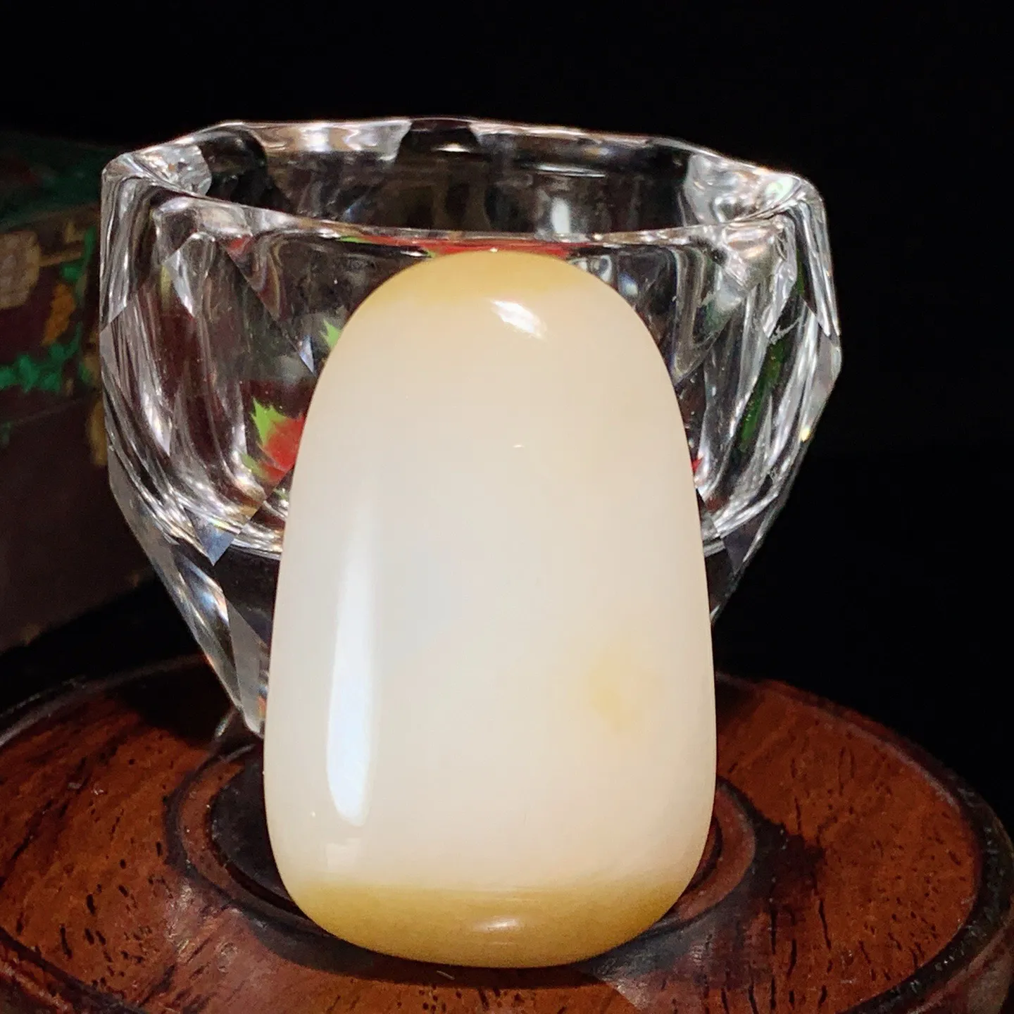 和田玉白玉糖料天地糖原石挂件。尺寸50/32/16重42.5克。玉质细腻油润。手推出油。佩戴高端典雅。lt251031