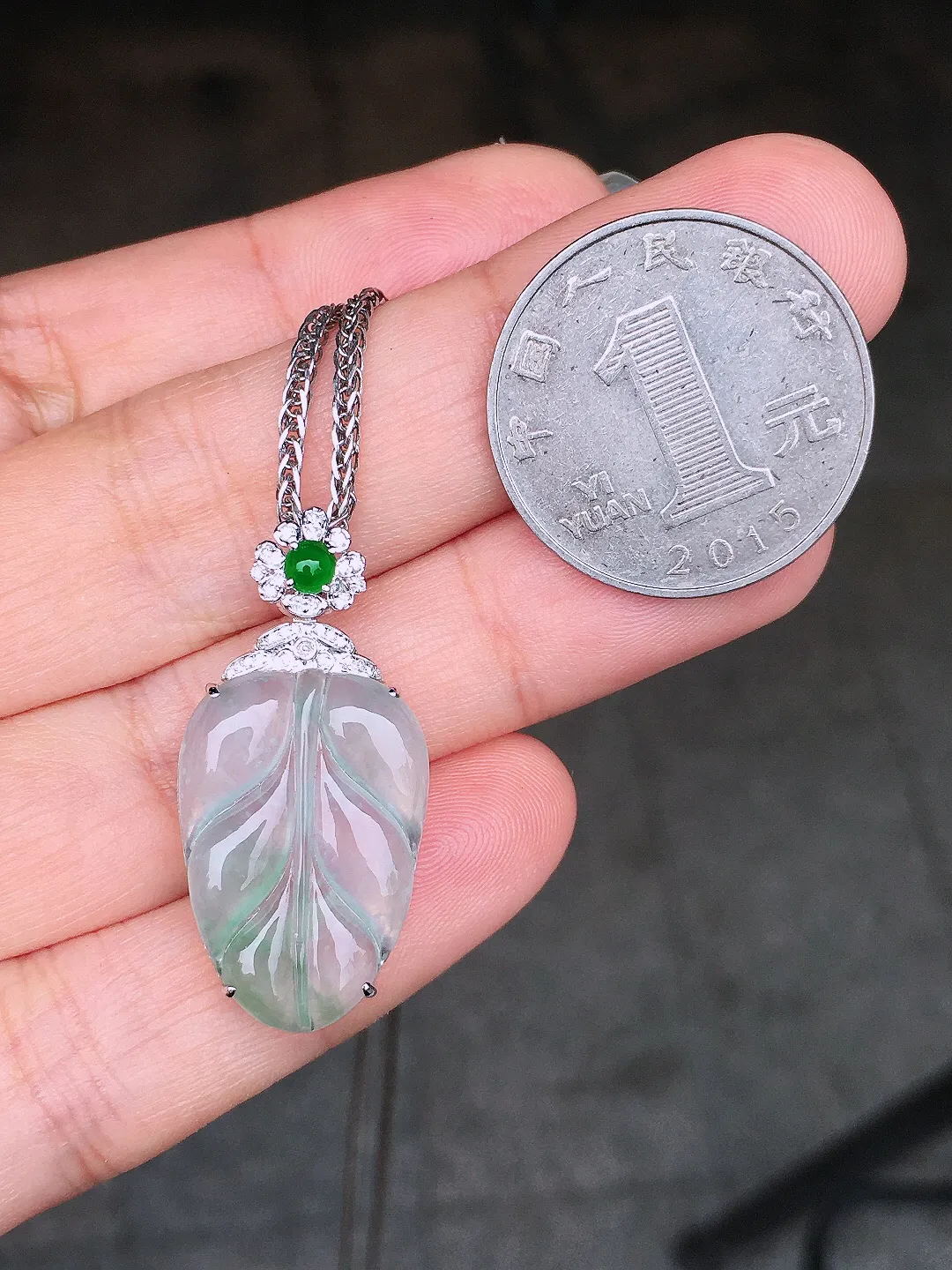 冰种玉叶吊坠，玉质细腻，荧光感超
强，饱满圆润，尽显优雅气质，18k
金豪华镶嵌
