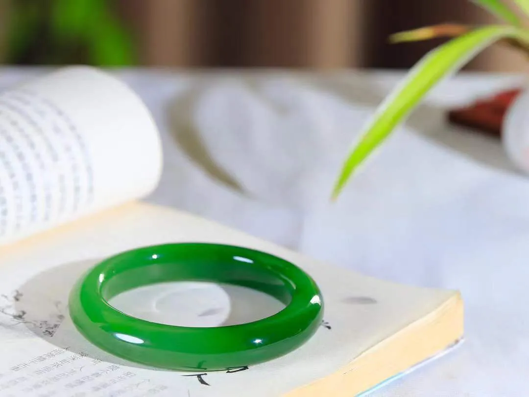 【悠悠芳华.镯】

典藏级臻品和田玉碧玉手镯 玉质温润 青葱岁月，尽收腕中，婉转流畅，凝岁月悠长