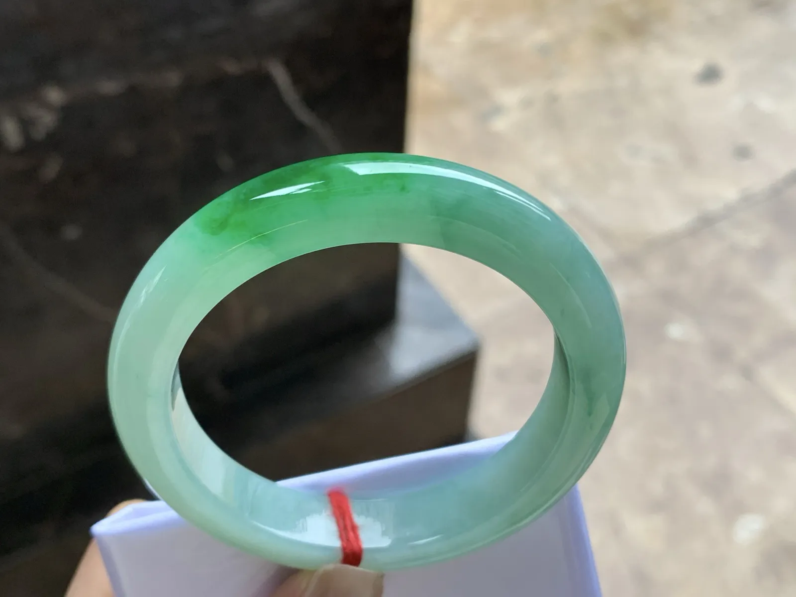 55.5-12.2-9.2

辣绿色手镯^_^颜色鲜艳 玉质温润