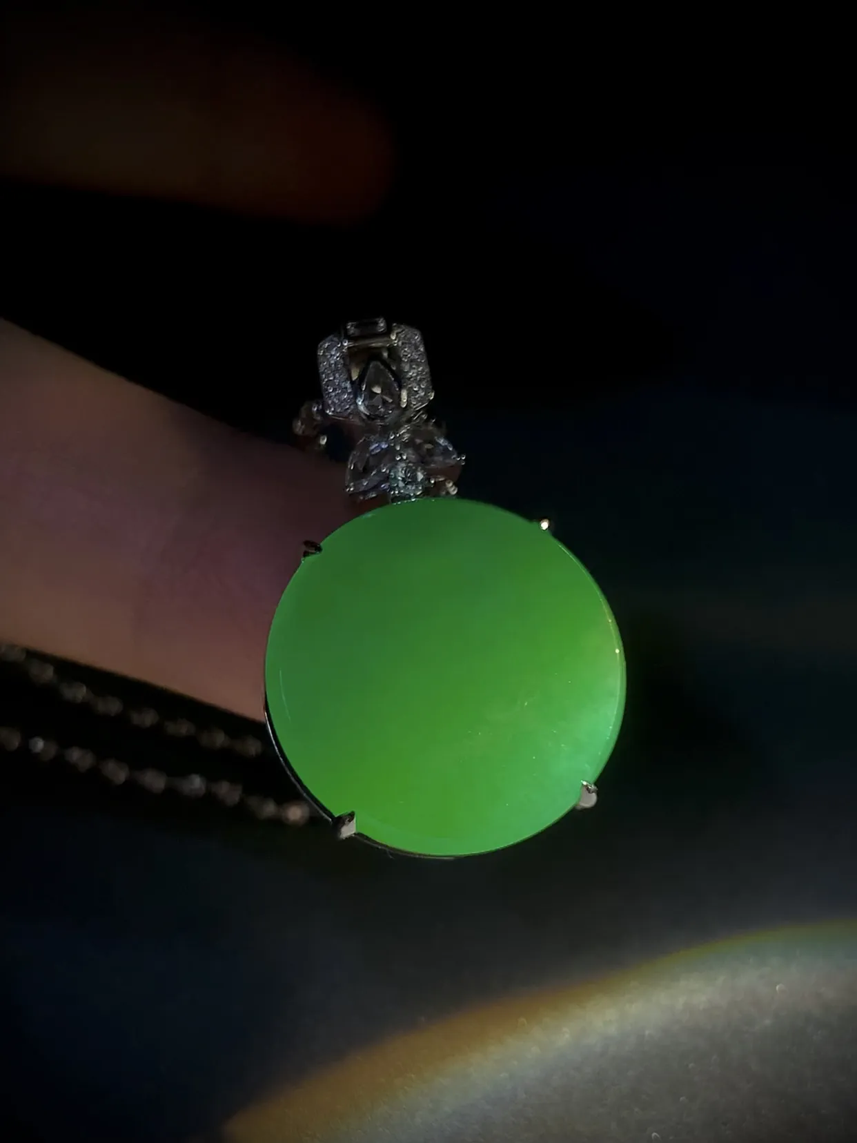 绿平安扣无事牌，裸石18.5-2.2mm，
整体29-18.5-5.5mm，
18K金，南非钻，不配链子