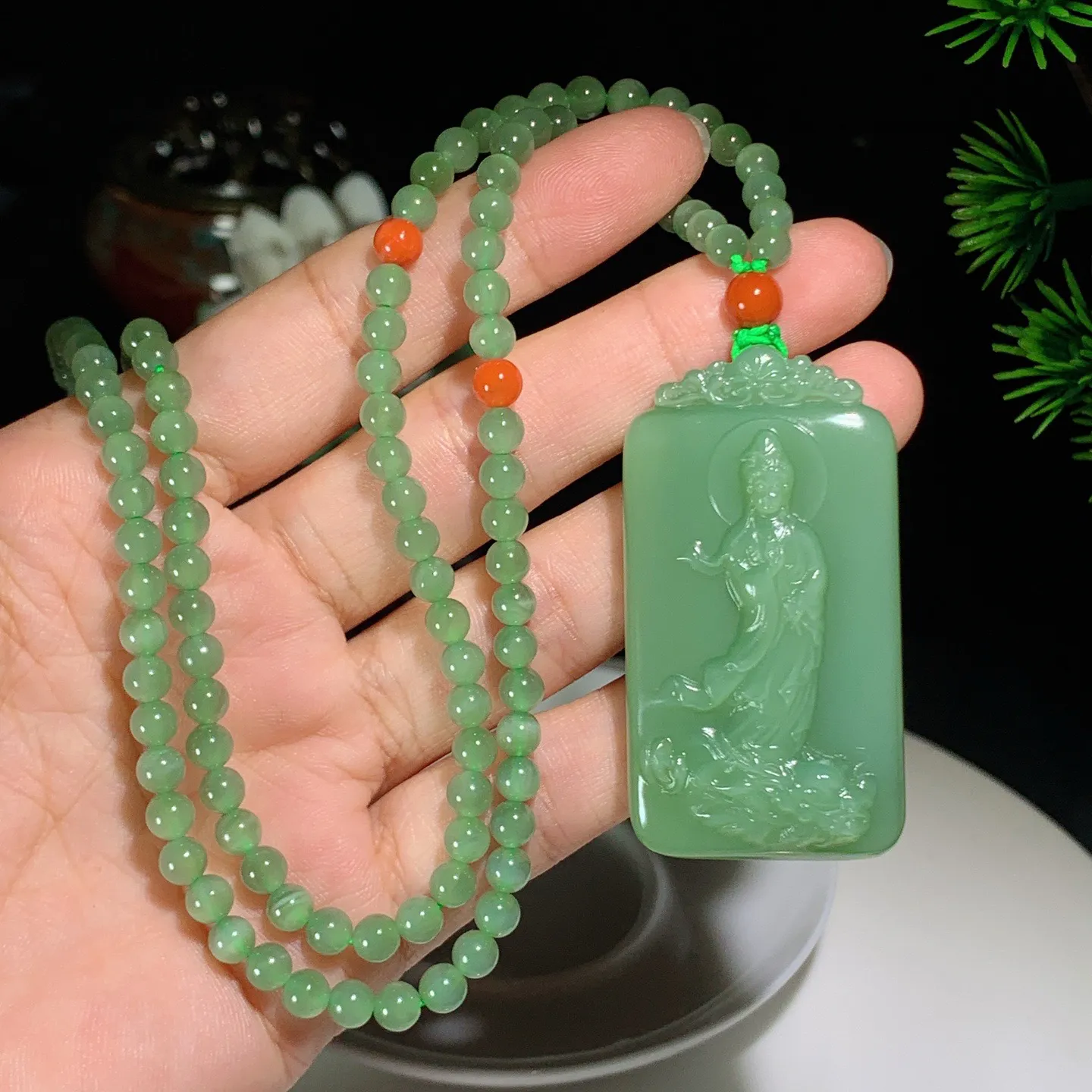 和田玉粉绿俄罗斯碧玉立体战观音牌子挂件。尺寸54.5/29.1/12重59.1克 玉质细腻油润 底色纯净 脂粉好，品质好。lt251031