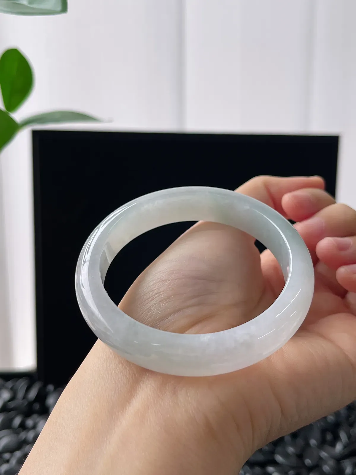 正圈54圈口，翡翠糯化种淡绿色手镯