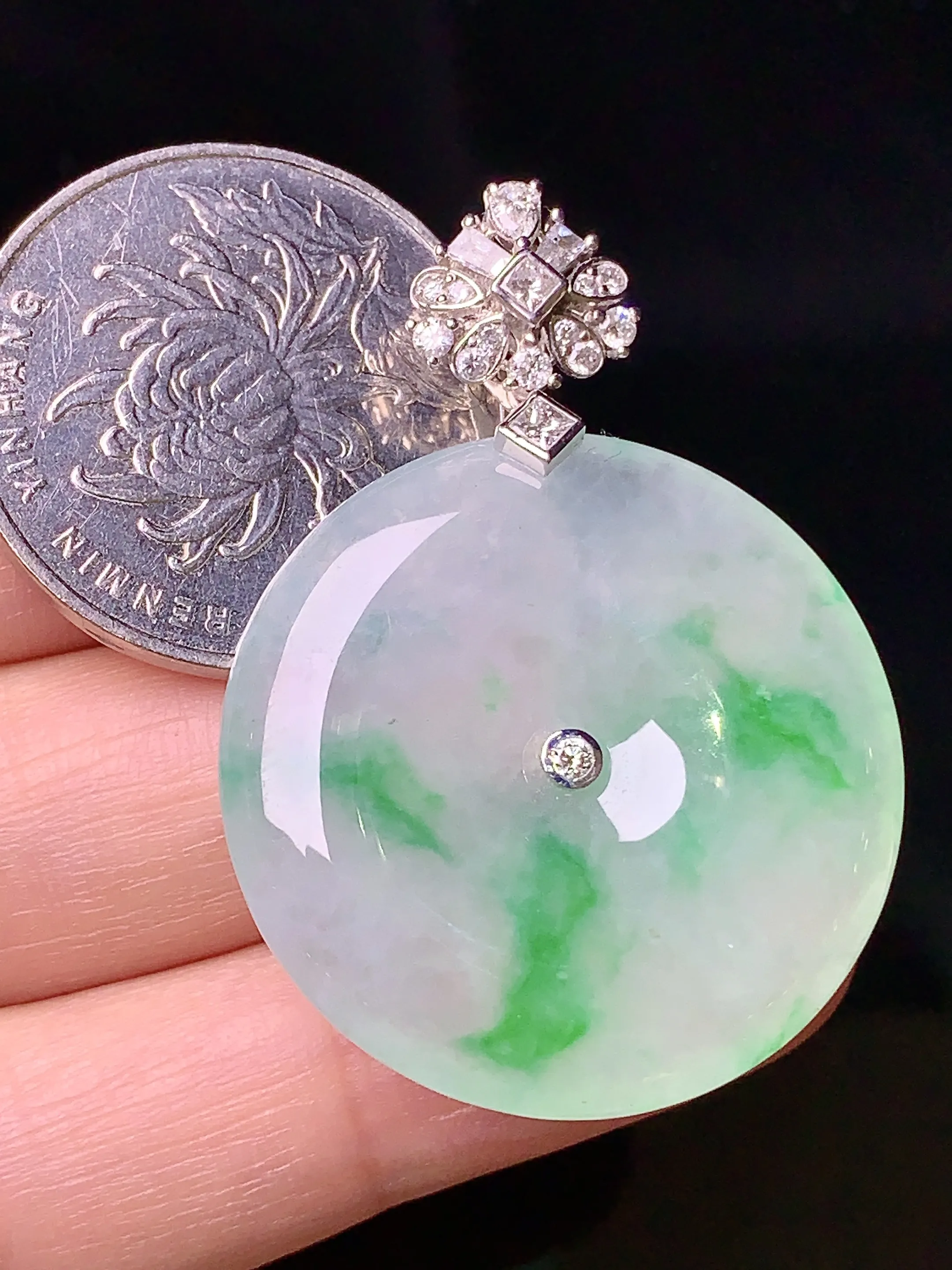 18k金钻镶嵌冰种飘绿平安扣吊坠 玉质细腻 色泽清新艳丽 整体尺寸40.5*29.5*5.6