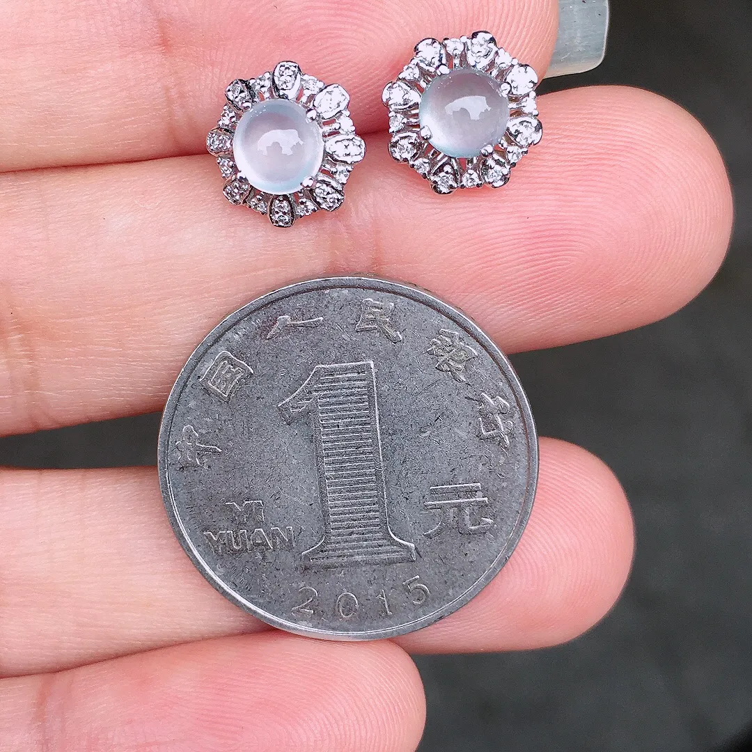 冰种蛋面耳钉，玉质细腻，荧光感超
强，饱满圆润，尽显优雅气质，18k
金豪华镶嵌