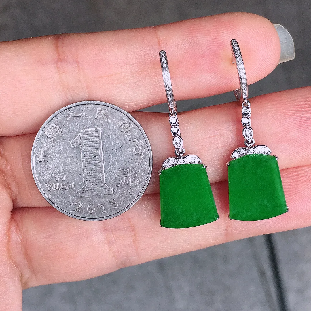 阳绿无事牌耳坠，色泽均匀艳丽，玉质细腻，荧光感超
强，饱满圆润，尽显优雅气质，18k
金豪华镶嵌