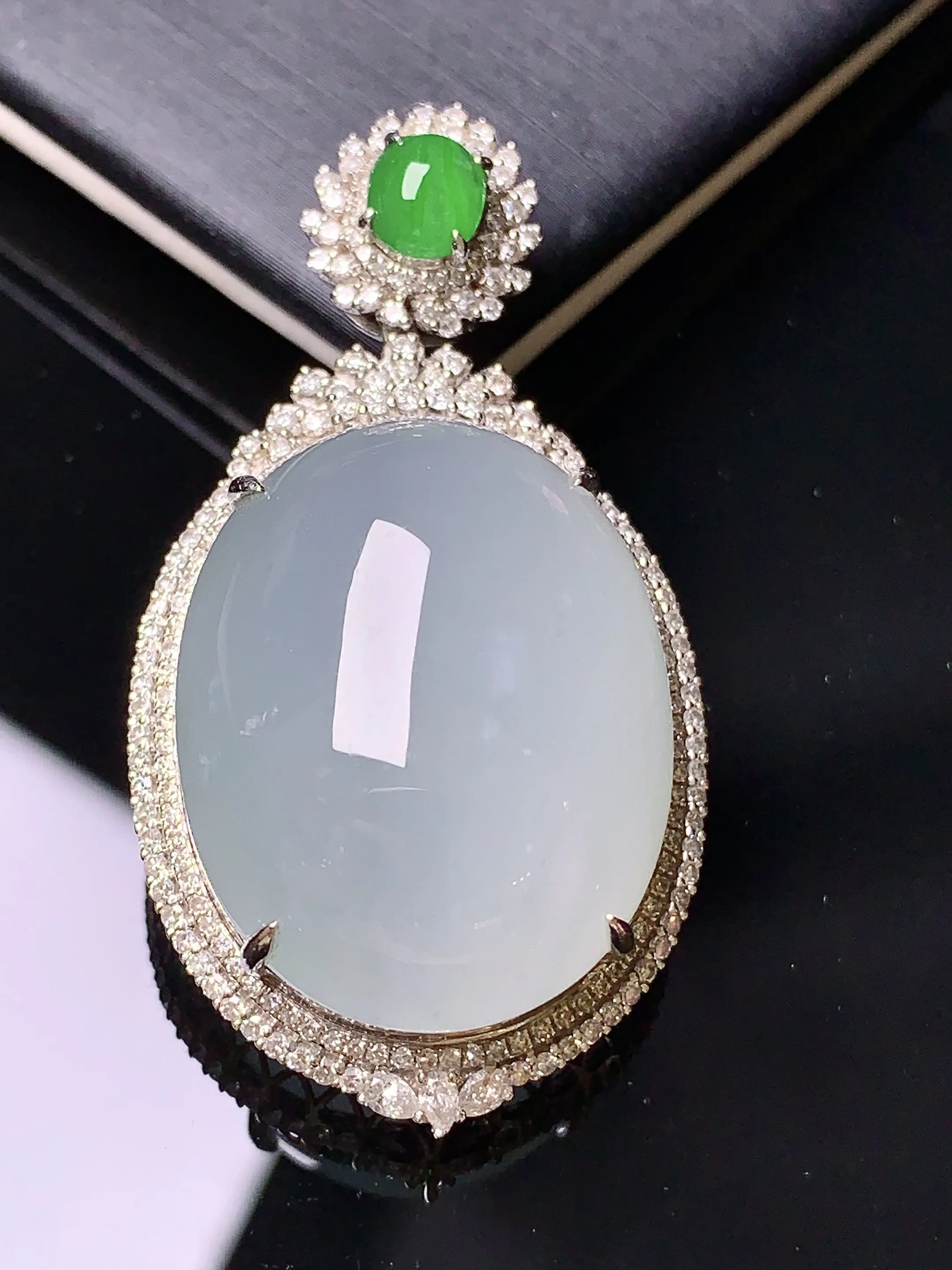 18k金钻镶嵌冰种蛋面吊坠 玉质细腻 色泽清新艳丽 整体尺寸45.2*24*15