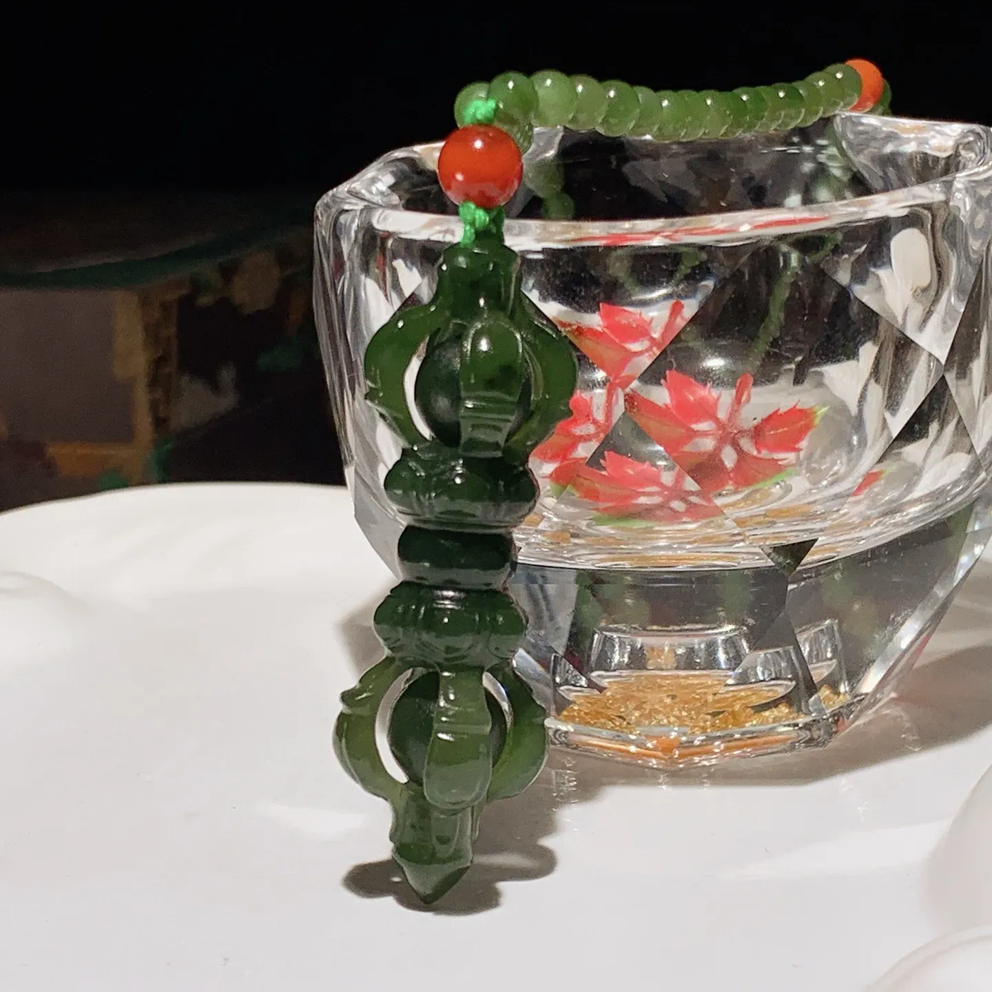 和田玉菠菜绿猫眼俄罗斯碧玉降魔杵挂件。尺寸49/16重25克。玉质细腻油润。手推出油。佩戴高端典雅。