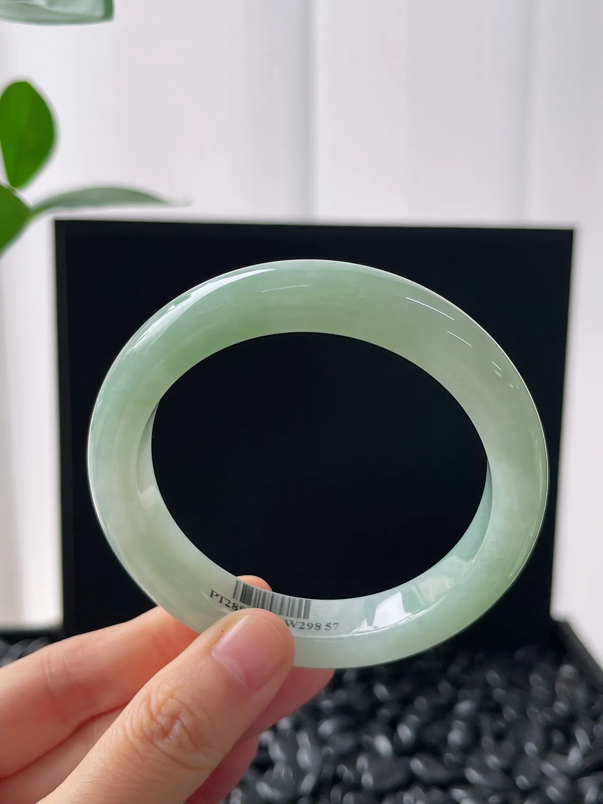 正圈57圈口，翡翠冰糯种浅绿色手镯