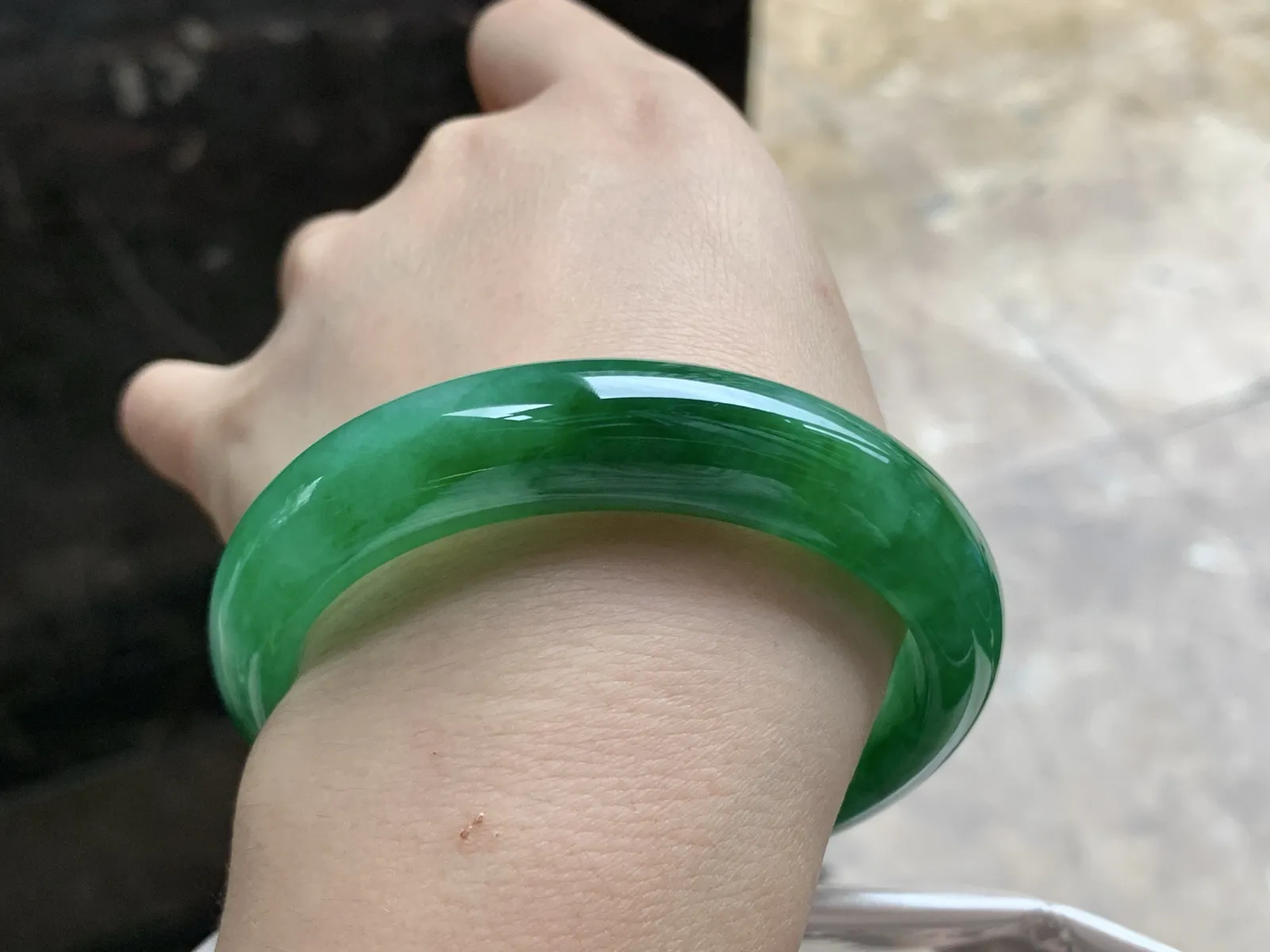 56.5-13.6-8

辣绿色手镯^_^颜色浓郁 鲜艳