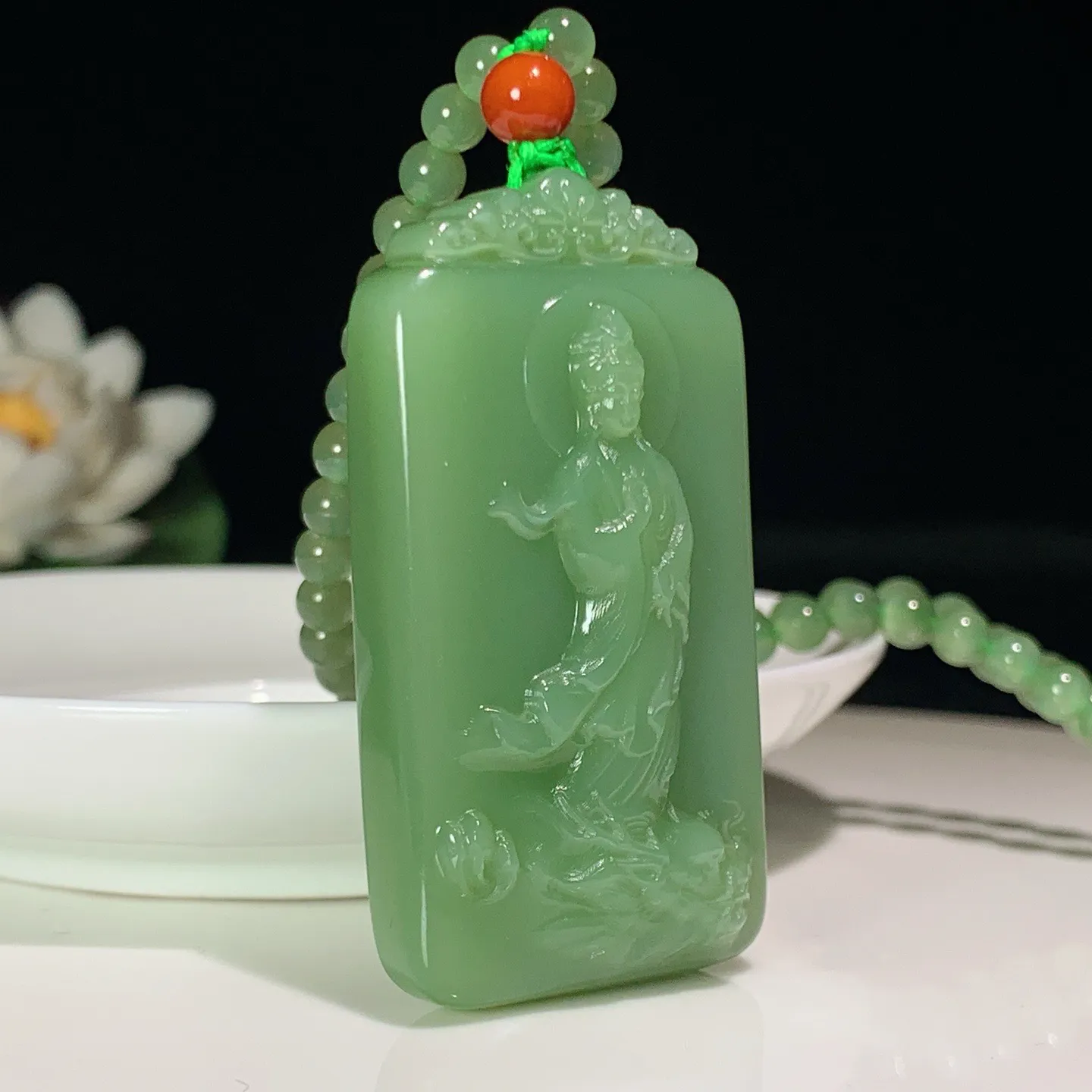 和田玉粉绿俄罗斯碧玉立体战观音牌子挂件。尺寸54.5/29.1/12重59.1克 玉质细腻油润 底色纯净 脂粉好，品质好。lt251031