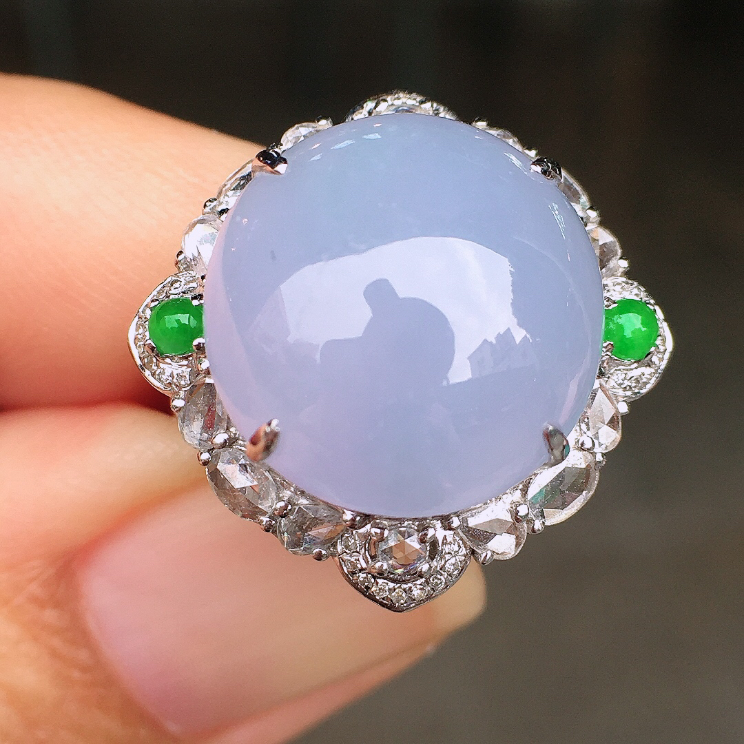 紫罗兰蛋面戒指/吊坠两用款，色泽均匀艳丽，玉质细腻，荧光感超
强，饱满圆润，尽显优雅气质，18k
金豪华镶嵌