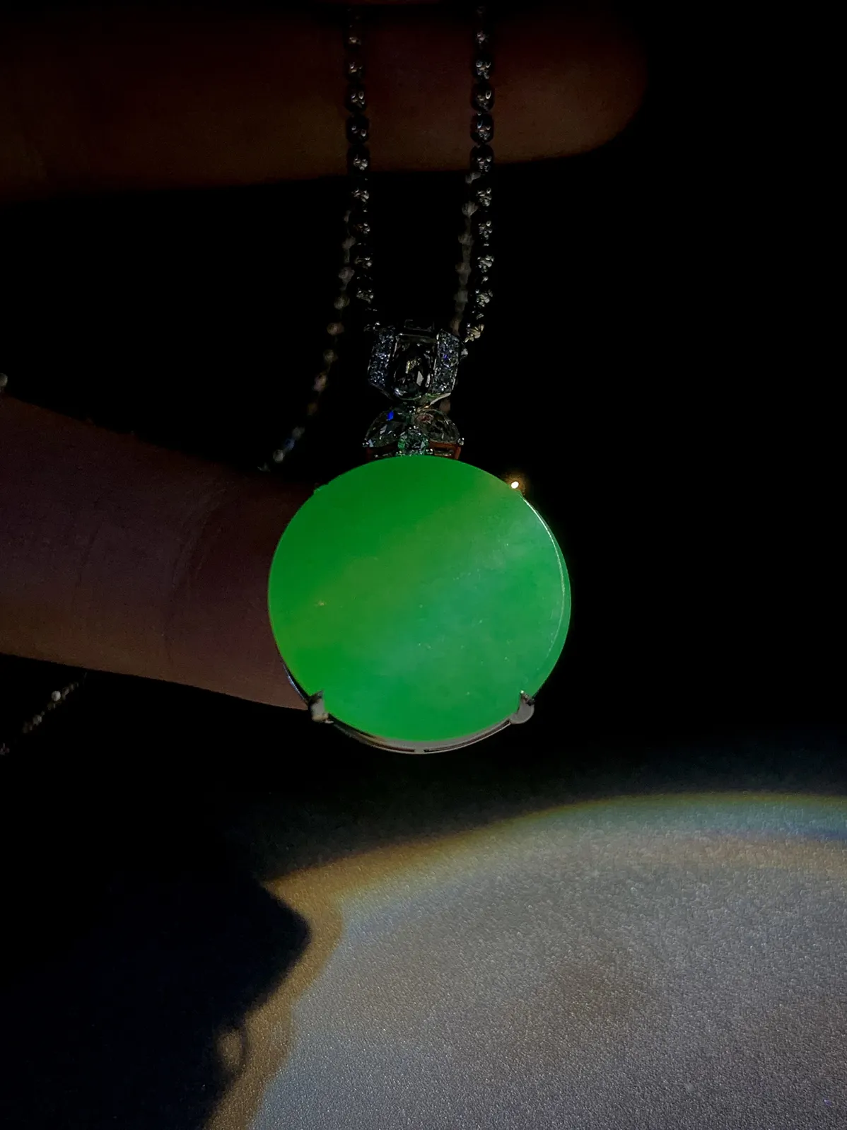 绿平安扣无事牌，裸石18.5-2.2mm，
整体29-18.5-5.5mm，
18K金，南非钻，不配链子