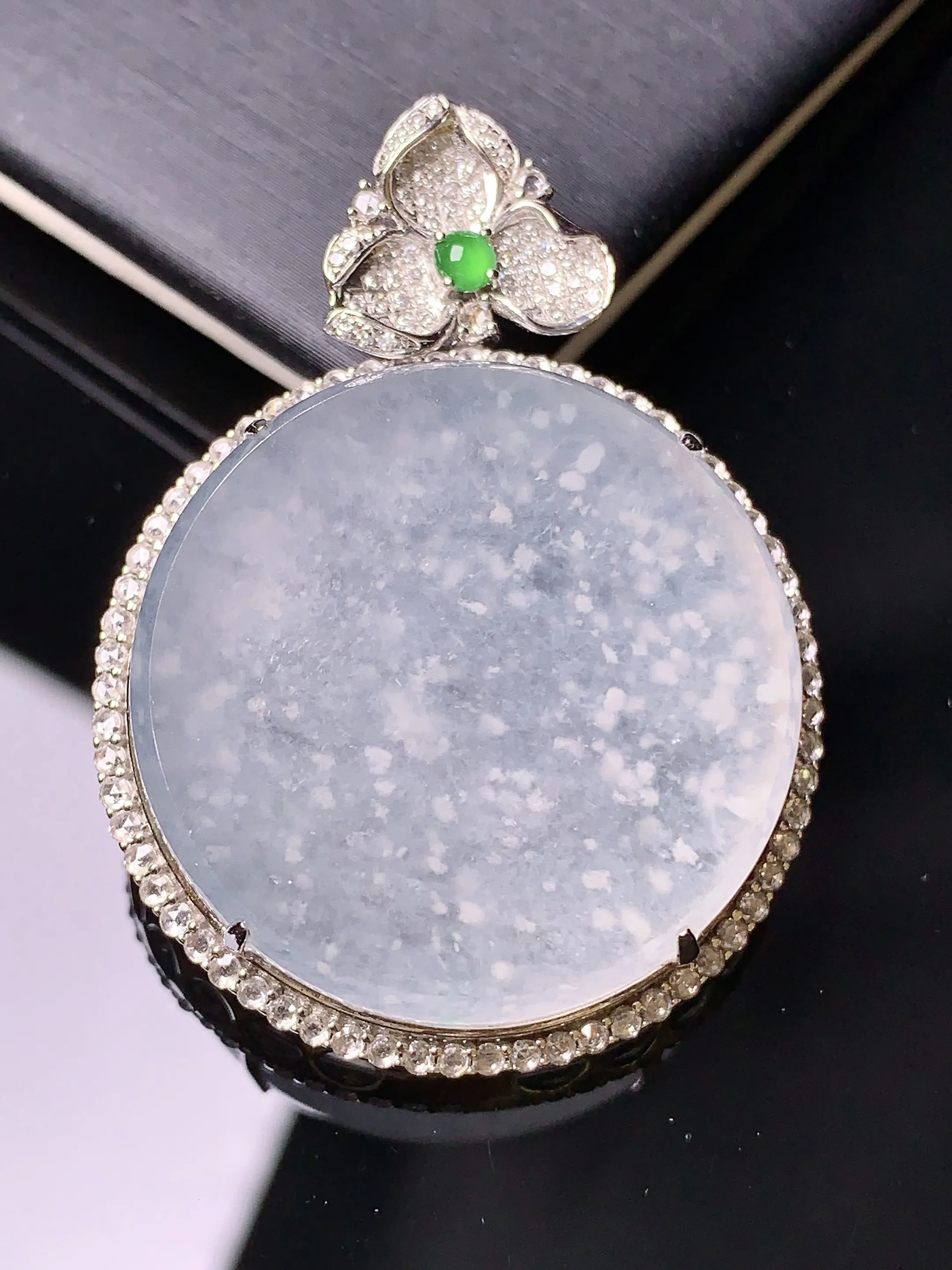 18k金钻镶嵌冰种木那料雪花棉吊坠 玉质细腻 色泽清新艳丽 整体尺寸42.5*31.5*9.5