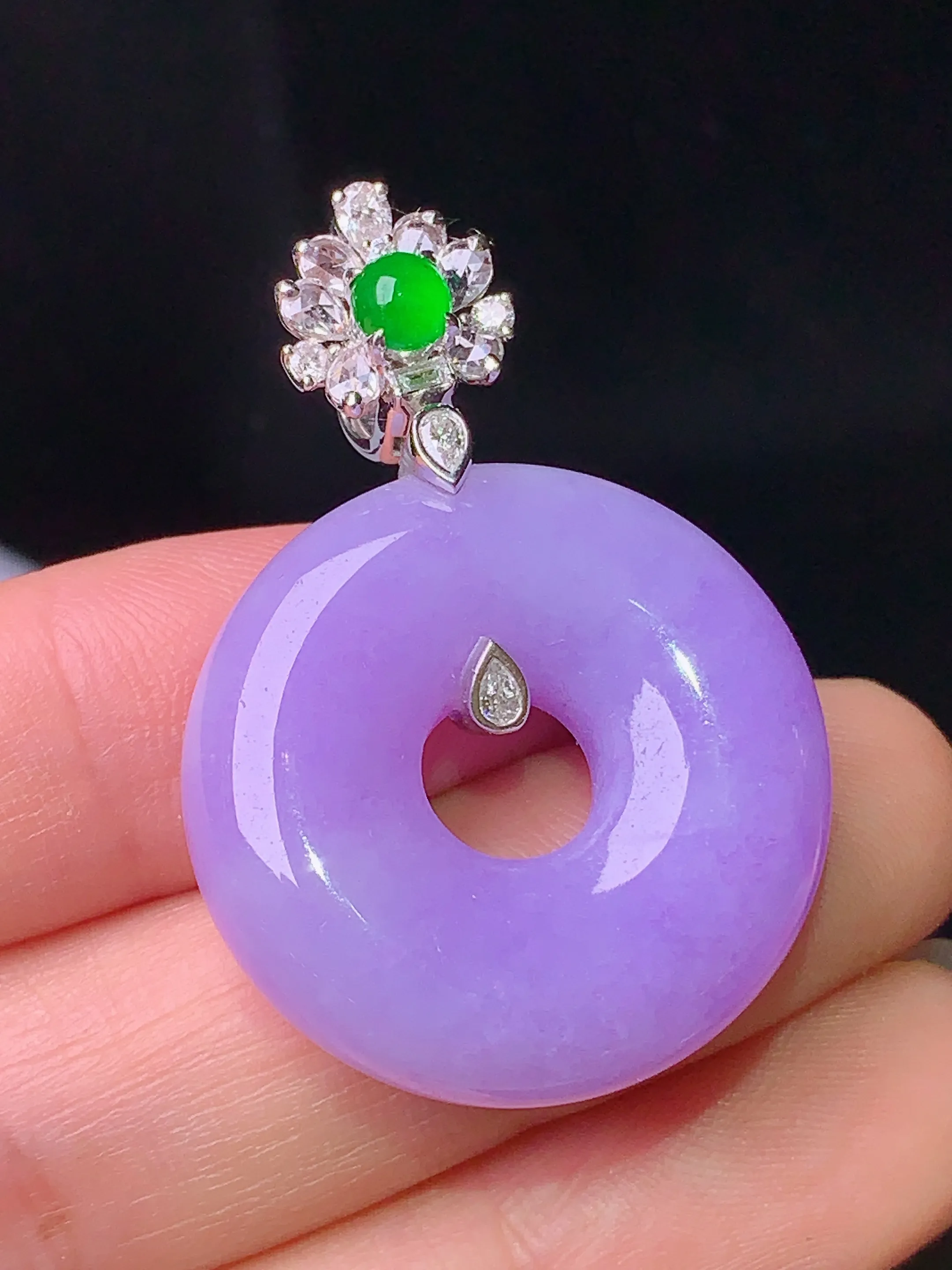 18k金钻镶嵌紫罗兰平安环吊坠 玉质细腻 色泽清新艳丽 整体尺寸38*26*7.8