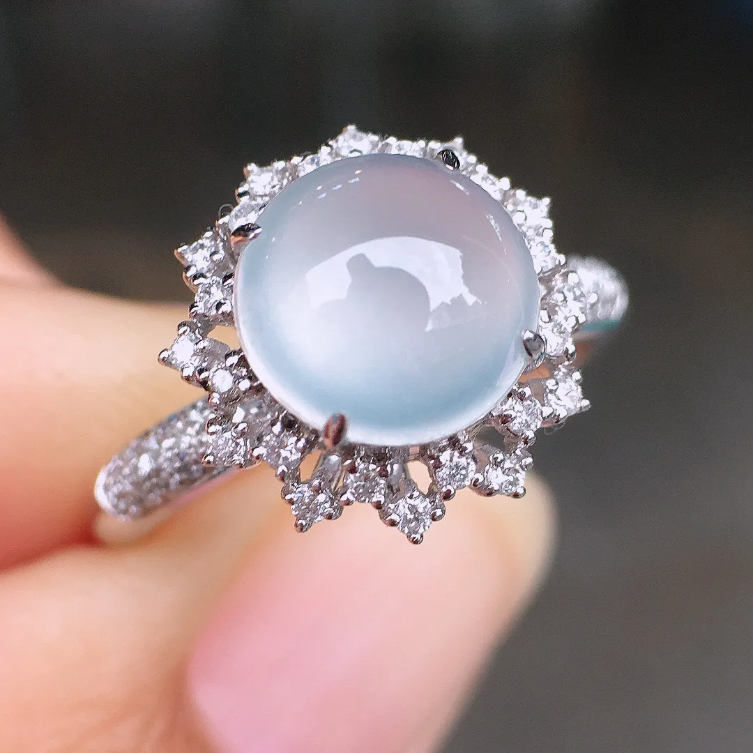 高冰蛋面戒指，玉质细腻，荧光感超
强，饱满圆润，尽显优雅气质，18k
金豪华镶嵌