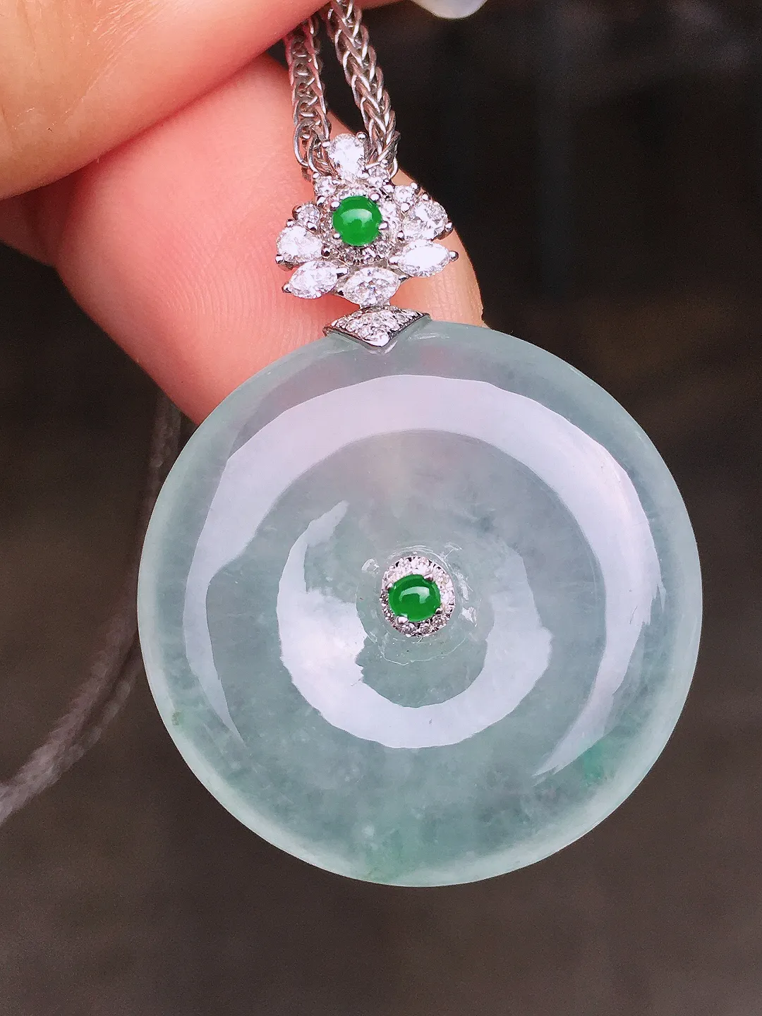 冰种平安扣吊坠，玉质细腻，荧光感超
强，饱满圆润，尽显优雅气质，18k
金豪华镶嵌