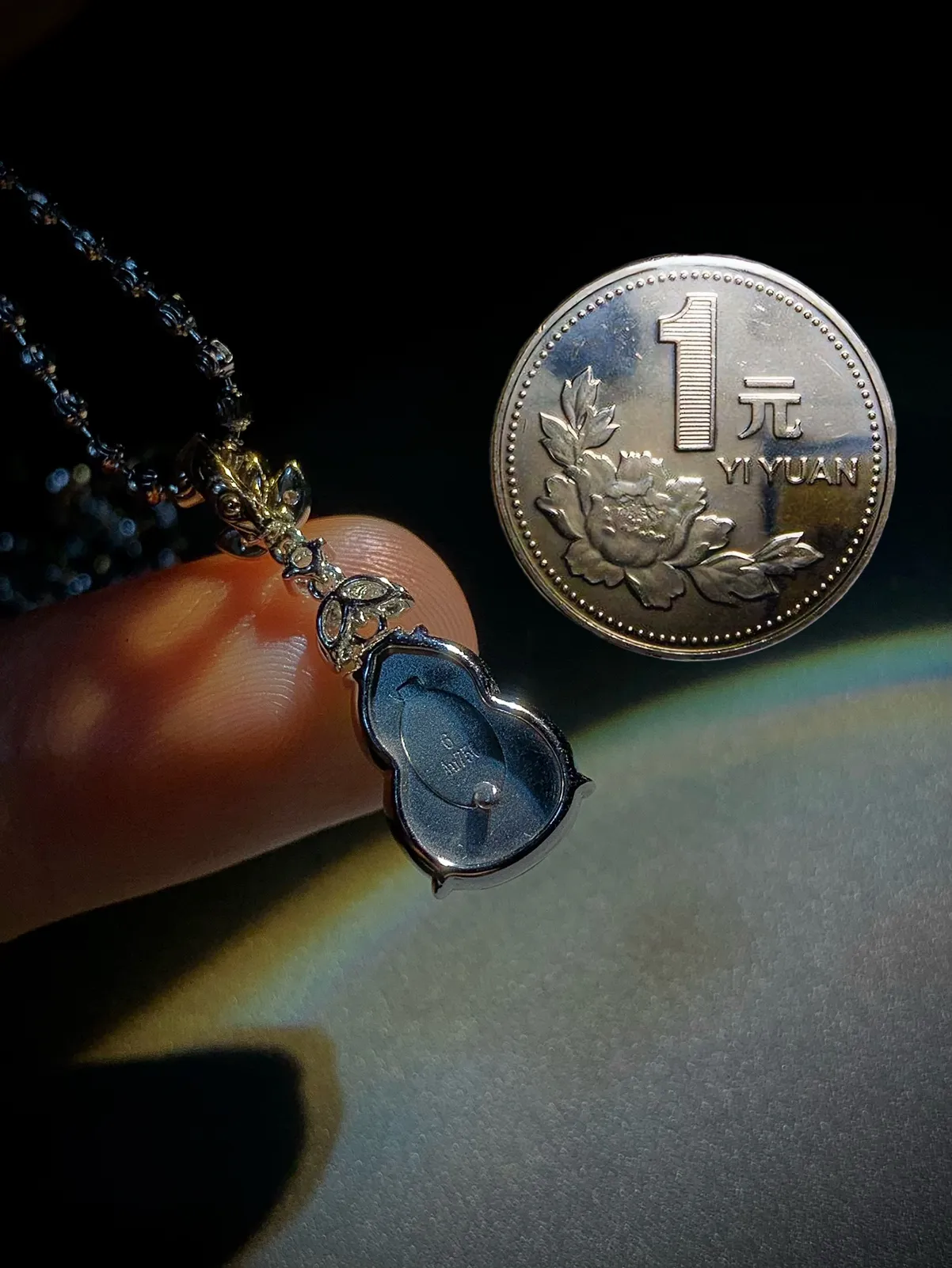 绿葫芦吊坠，裸石12.5-9-4.5mm，
整体25.5-9-6.2mm，
18K金，南非钻，不配链子