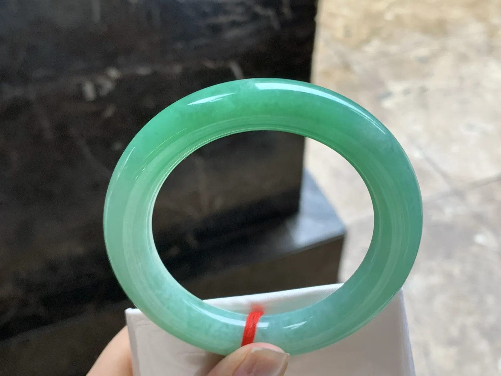 56.5-11.6

浓绿色圆条手镯^_^鲜艳 玉质温润