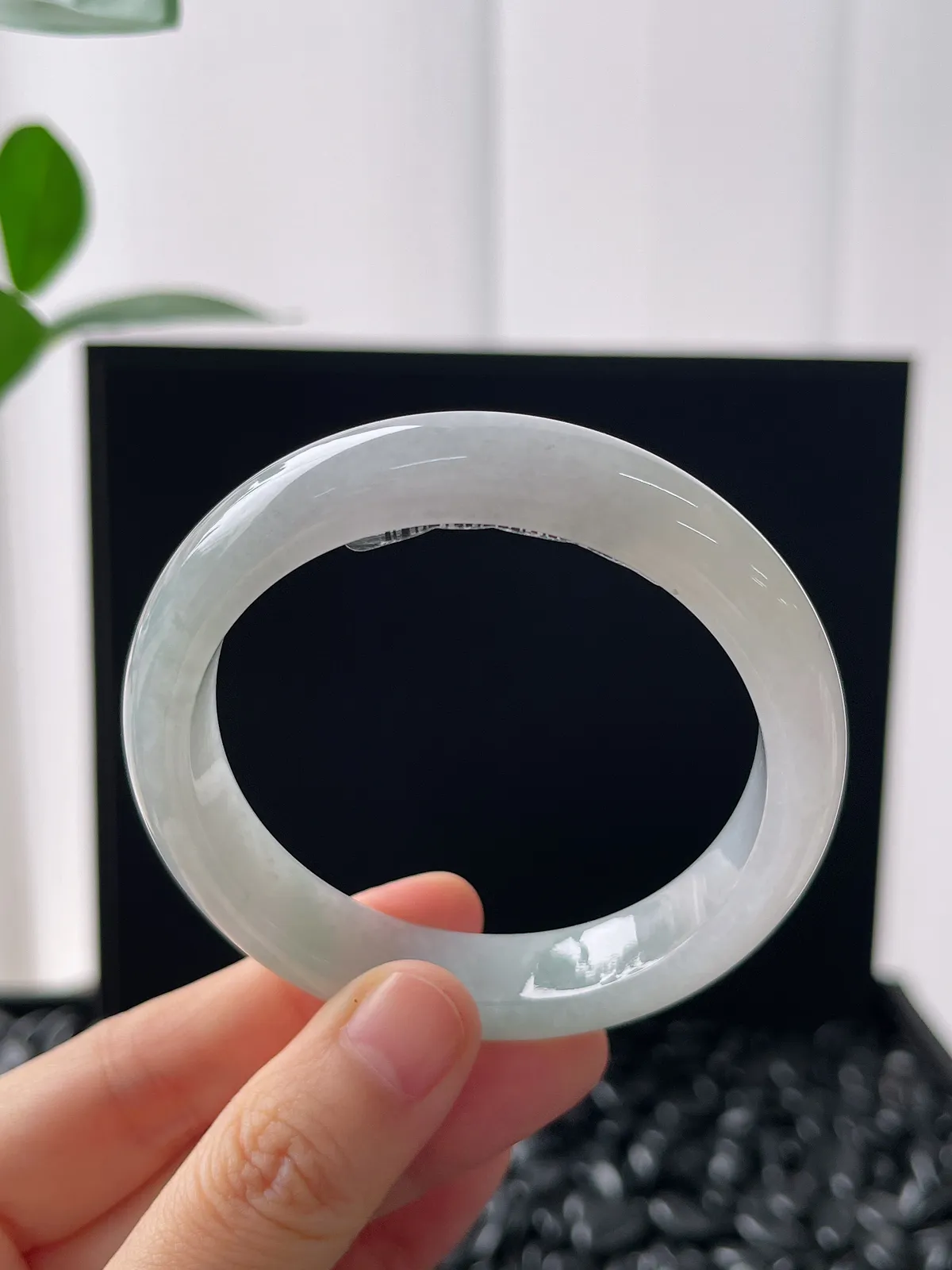 正圈54圈口，翡翠糯化种淡绿色手镯