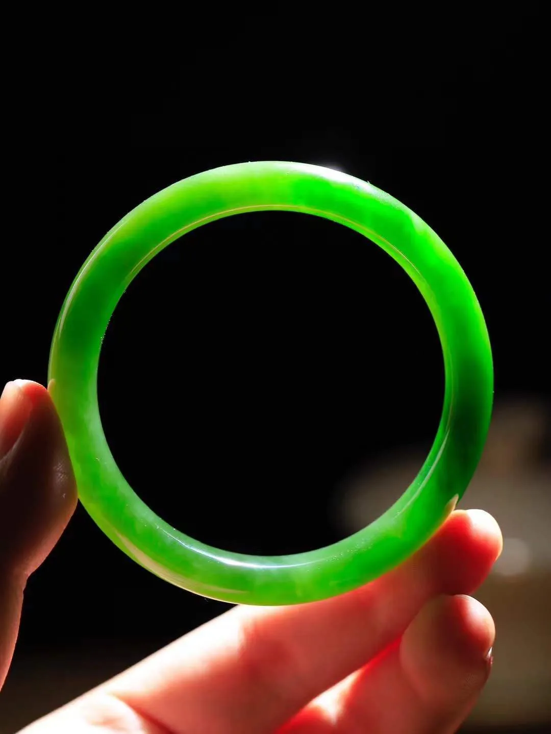 （一见倾心.手镯）

收藏级臻品️和田玉碧玉猫眼手镯，玉质温润细腻 油性十足 手感舒适，高华雅逸，线条流畅，简约大气，美自天成，素雅高贵。佩戴于腕间，婉约之美，举手投足间透出那低调奢华。重46克  尺寸56.5-12-7.8mm FDA79110226