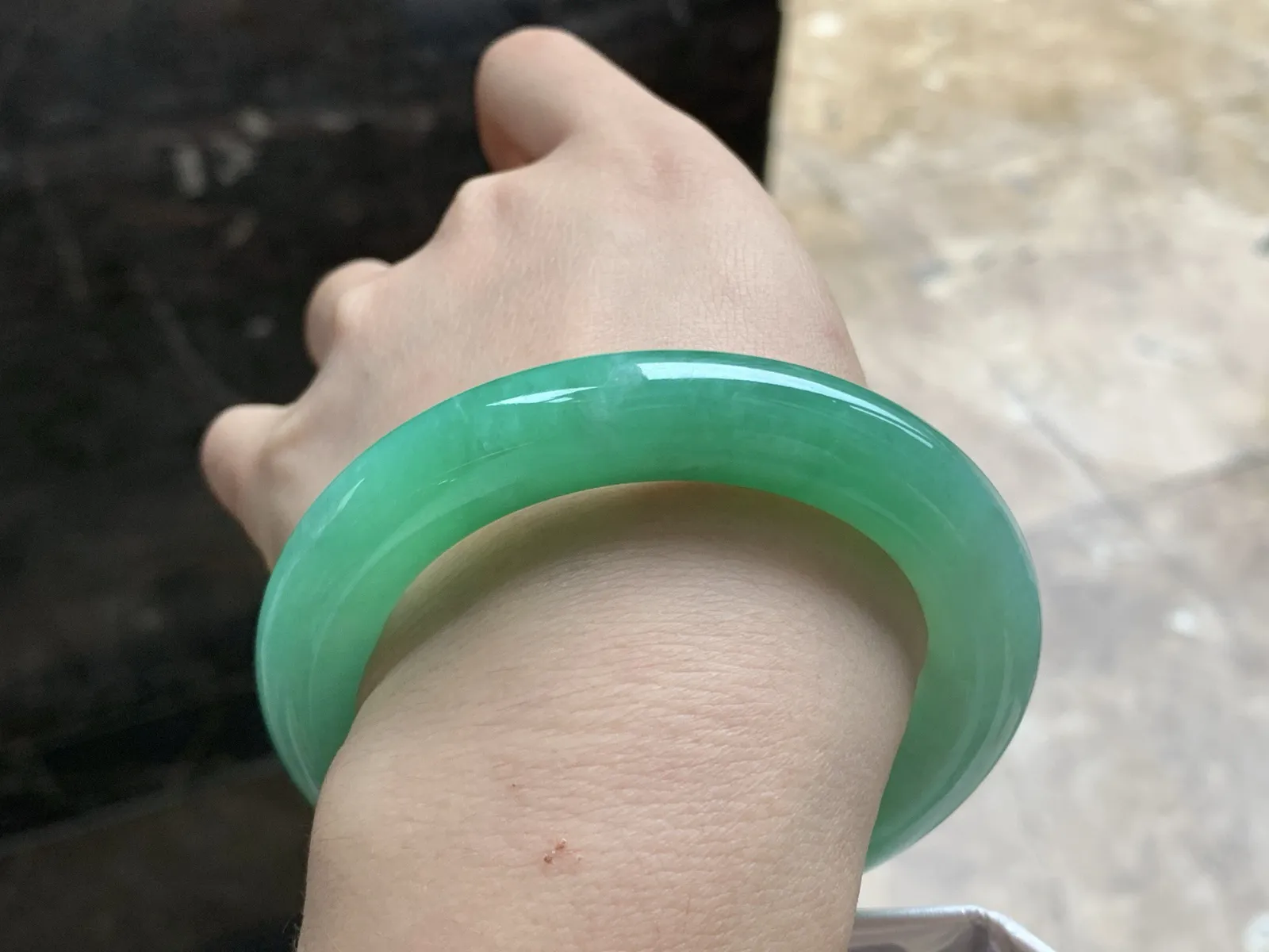 56.5-11.6

浓绿色圆条手镯^_^鲜艳 玉质温润