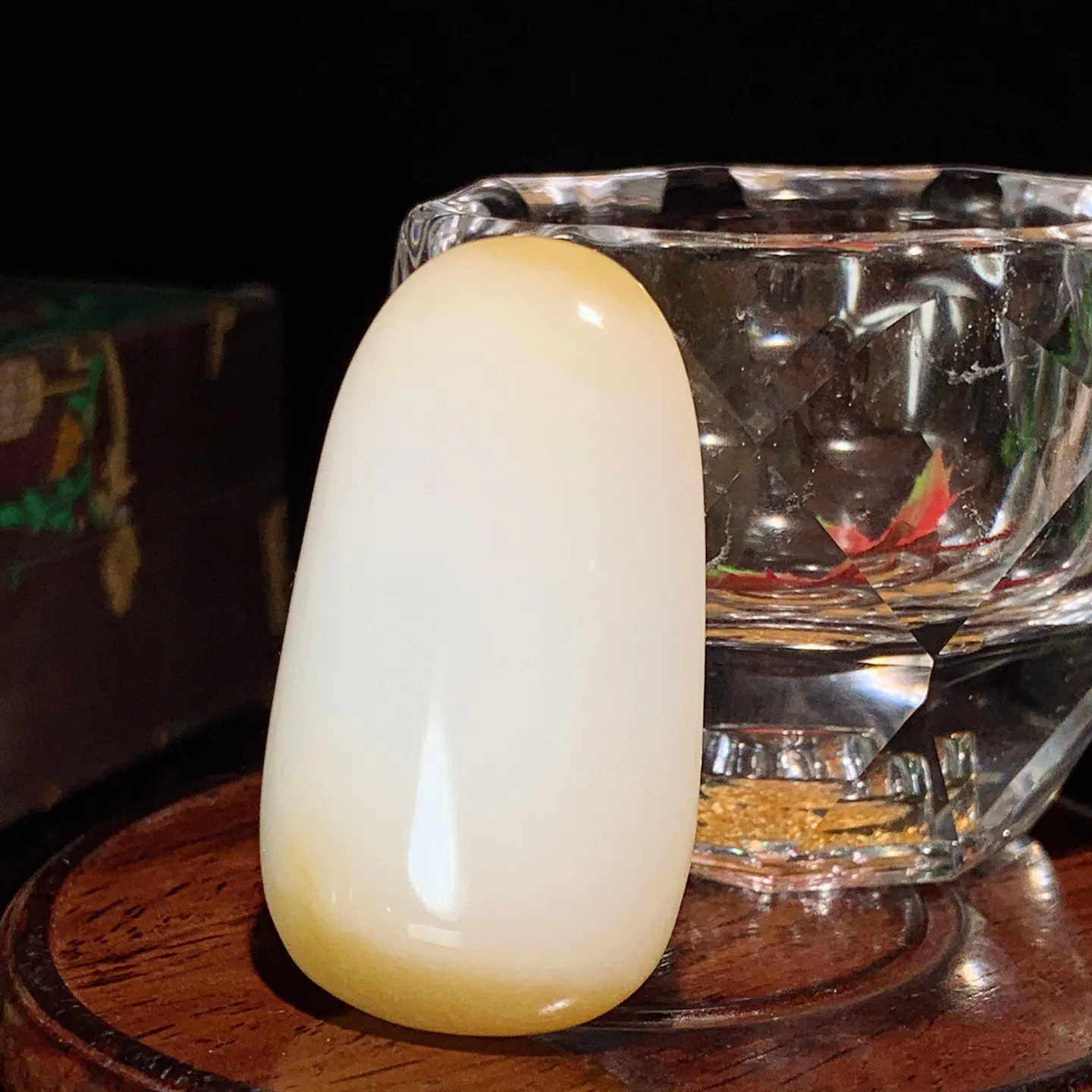 和田玉白玉糖料天地糖原石挂件。尺寸50/32/16重42.5克。玉质细腻油润。手推出油。佩戴高端典雅