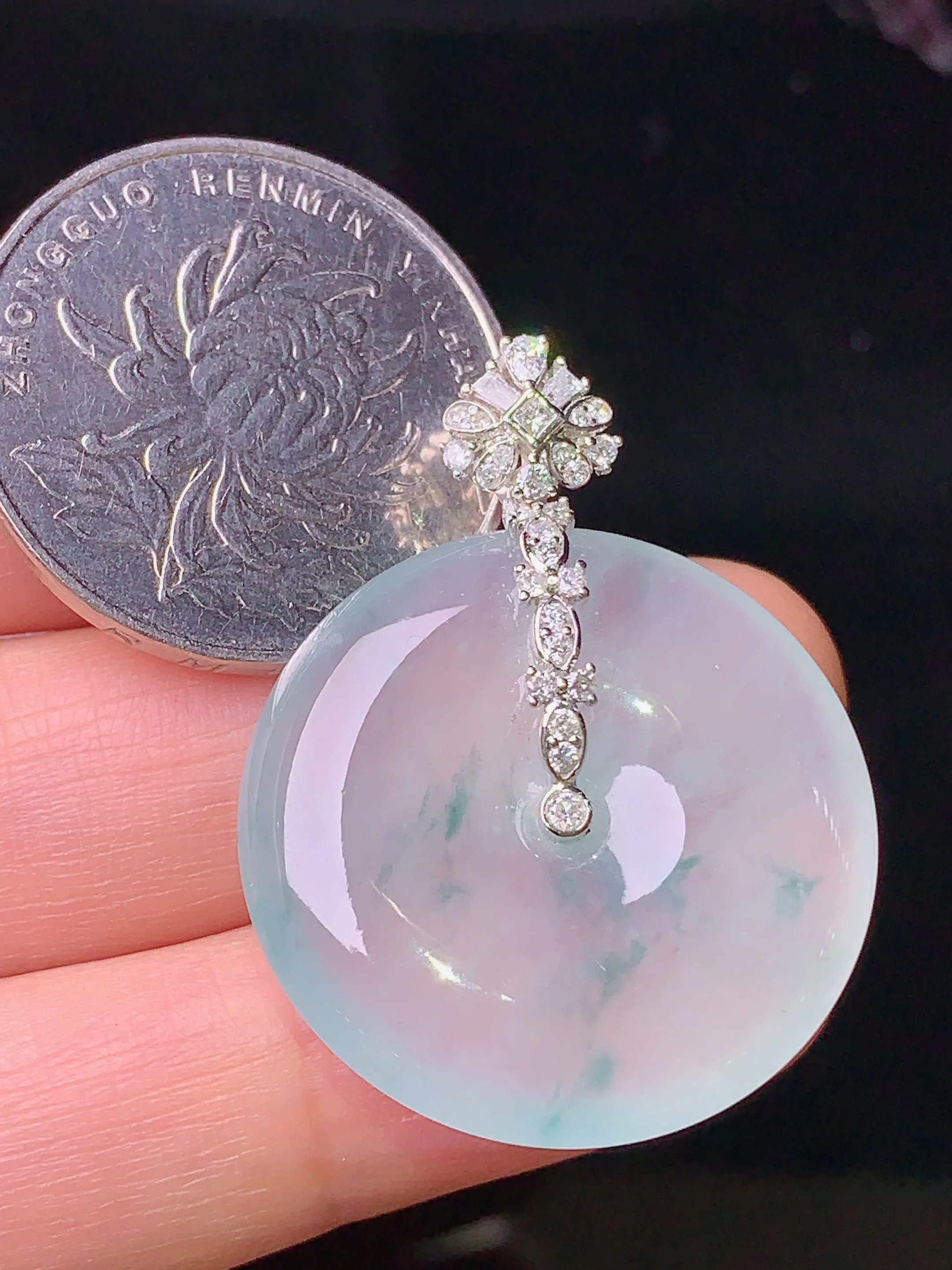 18k金钻镶嵌冰种平安扣吊坠 玉质细腻 色泽清新艳丽 整体尺寸34.5*26.5*5.6