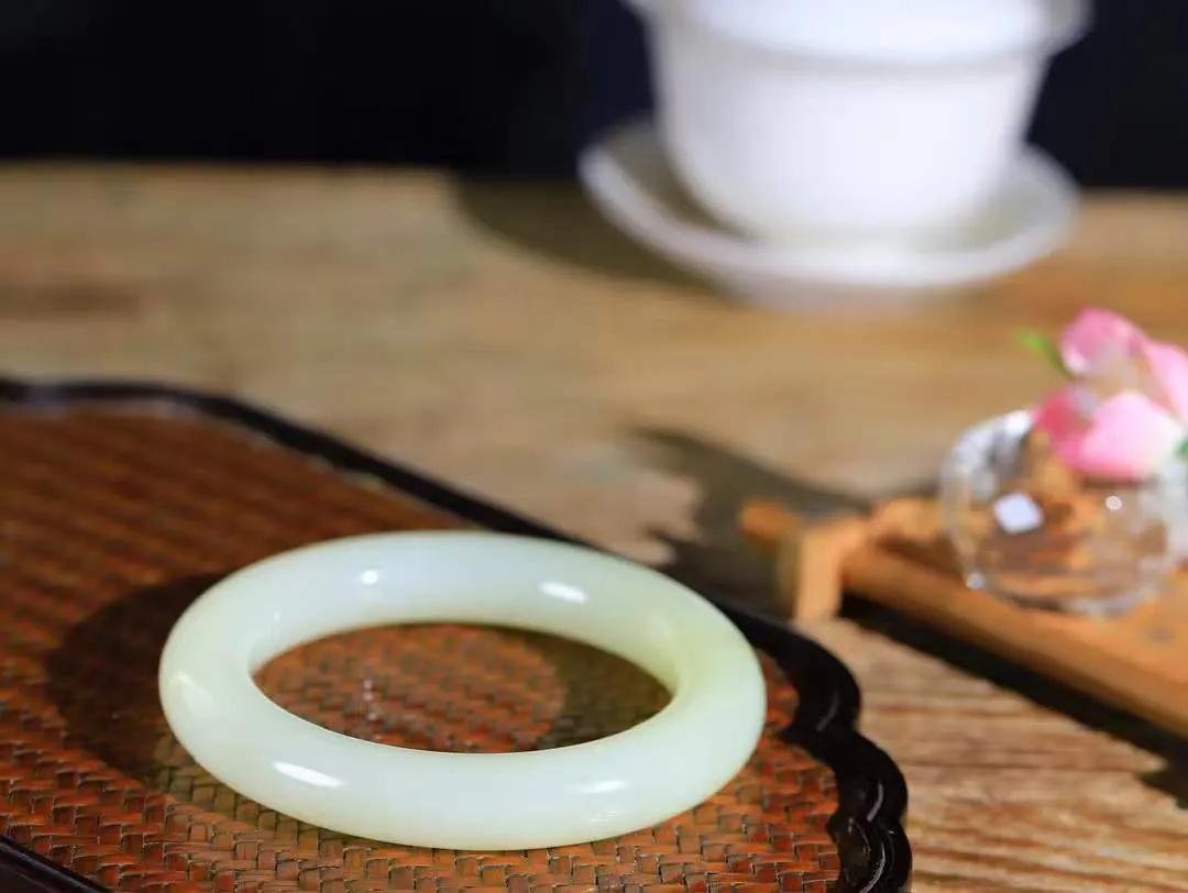 【婉约佳人.手镯】

精品和田玉黄口圆条手镯 玉质温润细腻 油性十足 手感舒适，高华雅逸，线条流畅，