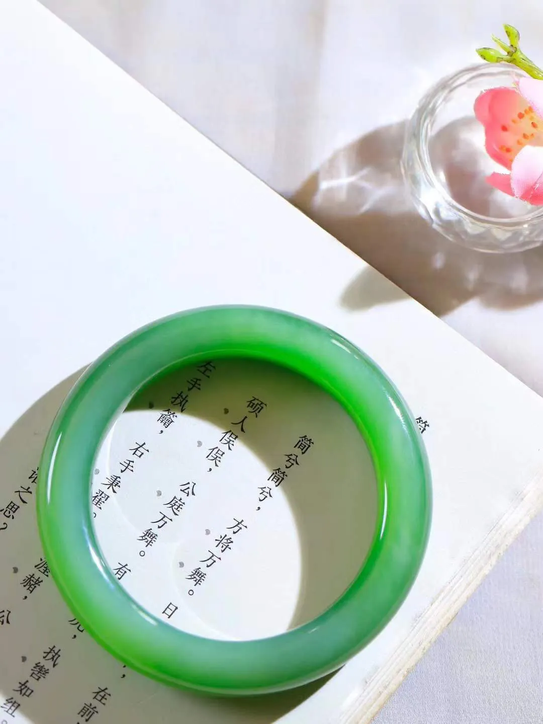 【碧色荡漾·手镯】

收藏传家级臻品和田玉碧玉猫眼手镯，玉质细腻温润，手感舒适，️线条流畅，简约大气，美自天成，佩戴于腕间，婉约之美，举手投足间透出那份低调奢华，醉人心扉。重68克  内径圈口55.5mm  尺寸12.4-10.6mm  FDA-66110233